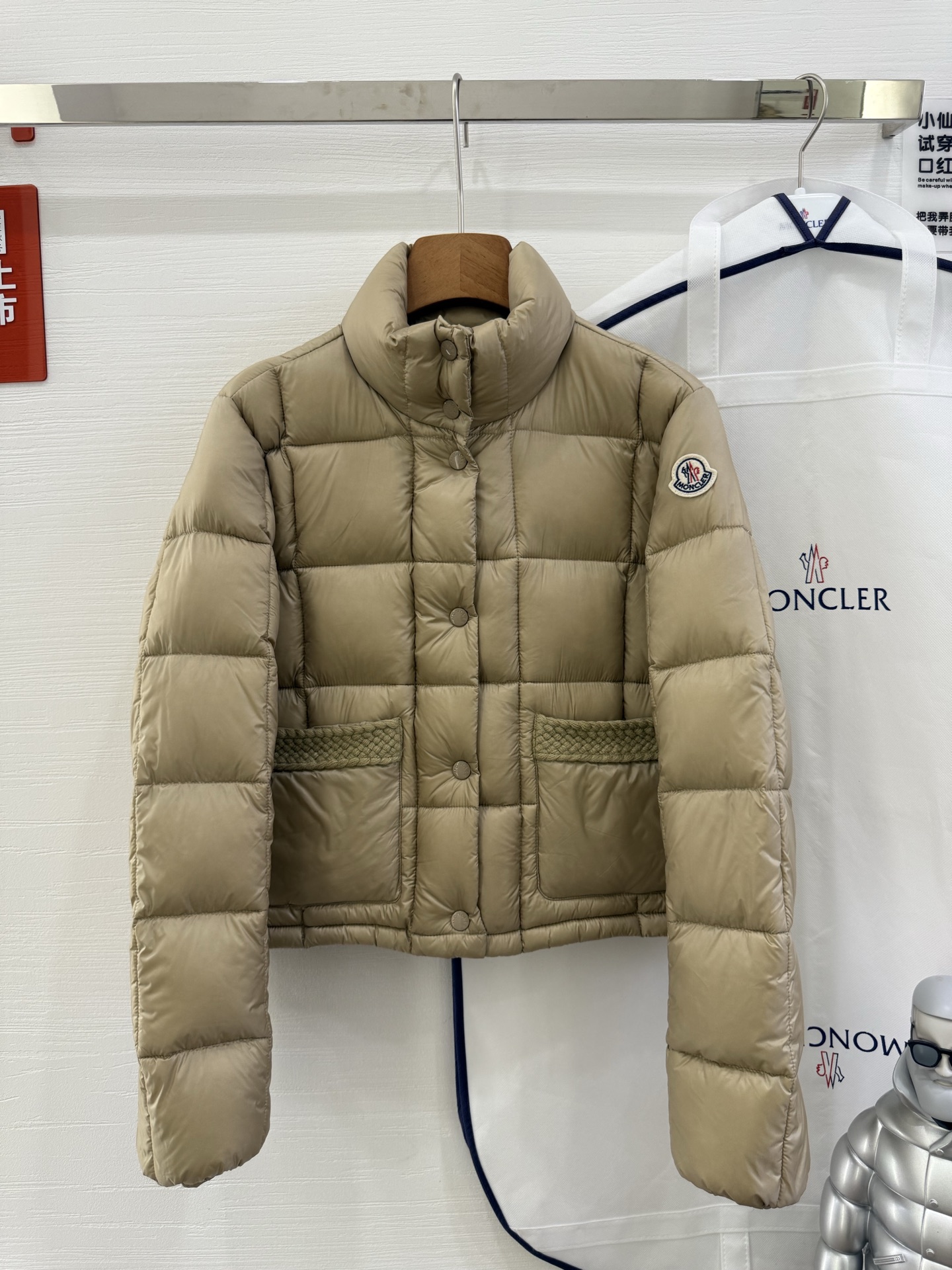 NO:499172,With dust bag MoncIer｜2025 thin and short Jarcieu The whole high-end feel is full, and the classic style will never go wrong no matter how you match it. The white is super clean, and it is light and warm when you wear it. Whether it is a daily match with jeans or a slightly formal skirt, you can easily grasp the fashion sense. Whoever wears it is a fashionable person for walking, it really strongly recommends to all fashion trends!  Size 1234 Color black white brown, skirts, jeans, alexander wang19860909配防尘袋 MoncIer｜2025轻薄小短款Jarcieu 一整个高级感拉满,经典的版型,怎么搭都不会出错.白色超显干净,穿在身上轻盈又保暖 无论是日常出街搭配牛仔裤,还是稍微正式点配个小裙子,都能轻松拿捏时尚感.谁穿谁是行走的时髦精,真的强烈安利给各位时尚弄潮儿！ 尺码1234 颜色黑色白色咖色,,skirts,jeans,alexander wang,Women's clothing