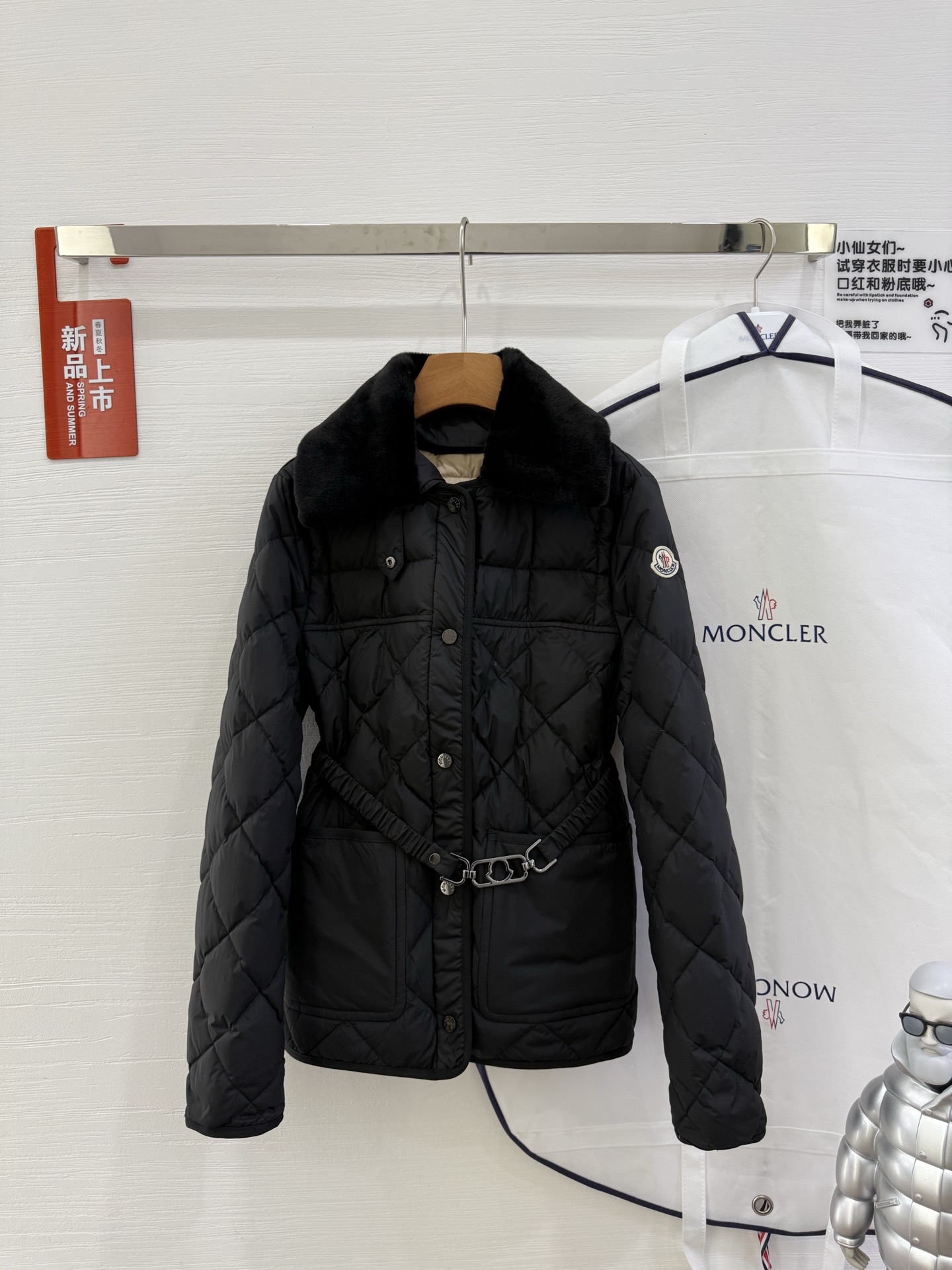 NO:497867,With dust bag 25Moncler, Cygne synthetic trim short down jacket jacket, Cygne down jacket is specially designed for women with classic taste, and can be easily matched with work formal wear and casual look. Lightweight short design, made of polyester fabric, geometric quilting and waist-hugging design, with a belt, and a removable synthetic collar. Model number rabbit fur collar down size SML color black beige navy blue, Moncler, jackets & coats, jackets & coats, down jacket, alexander wang19860909配防尘袋 25Moncler盟可睐,Cygne合成材料饰边短款羽绒夹克外套,Cygne羽绒夹克专为拥有经典品味的女士打造,可轻松搭配工作正装和休闲造型.轻盈短款设计,采用聚酯纤维面料制成,具有几何绗缝和收腰设计,配有腰带,搭配可拆卸合成材料衣领. 款号兔毛领羽绒 尺码SML 颜色黑色 米色 海军蓝色,,Moncler,jackets & coats,jackets & coats,down jacket,alexander wang,Women's clothing