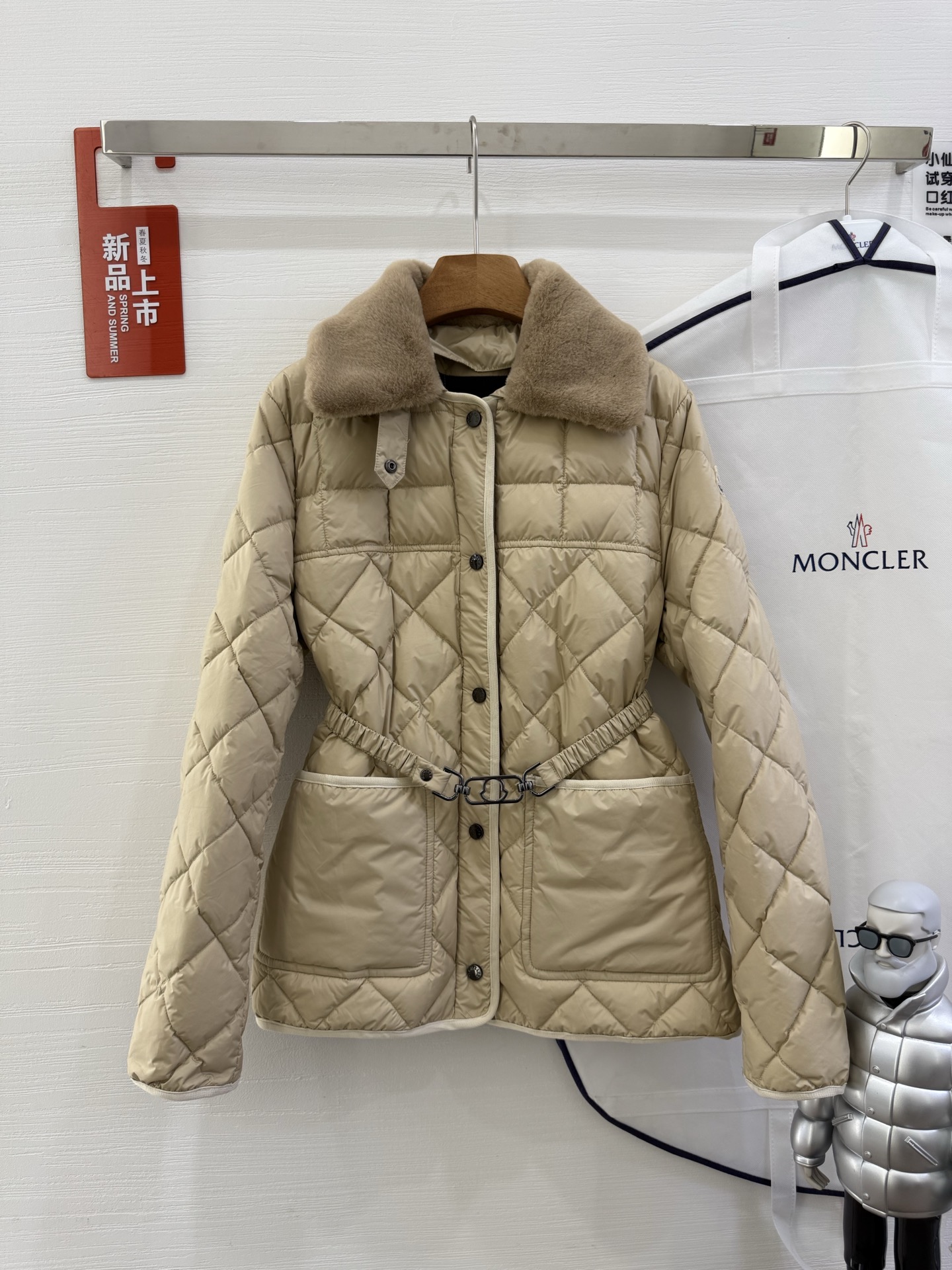 NO:497877,With dust bag 25Moncler, Cygne synthetic trim short down jacket jacket, Cygne down jacket is specially designed for women with classic taste, and can be easily matched with work formal wear and casual look. Lightweight short design, made of polyester fabric, geometric quilting and waist-hugging design, with a belt, and a removable synthetic collar. Model number rabbit fur collar down size SML color black beige navy blue, Moncler, jackets & coats, jackets & coats, down jacket, alexander wang19860909配防尘袋 25Moncler盟可睐,Cygne合成材料饰边短款羽绒夹克外套,Cygne羽绒夹克专为拥有经典品味的女士打造,可轻松搭配工作正装和休闲造型.轻盈短款设计,采用聚酯纤维面料制成,具有几何绗缝和收腰设计,配有腰带,搭配可拆卸合成材料衣领. 款号兔毛领羽绒 尺码SML 颜色黑色 米色 海军蓝色,,Moncler,jackets & coats,jackets & coats,down jacket,alexander wang,Women's clothing