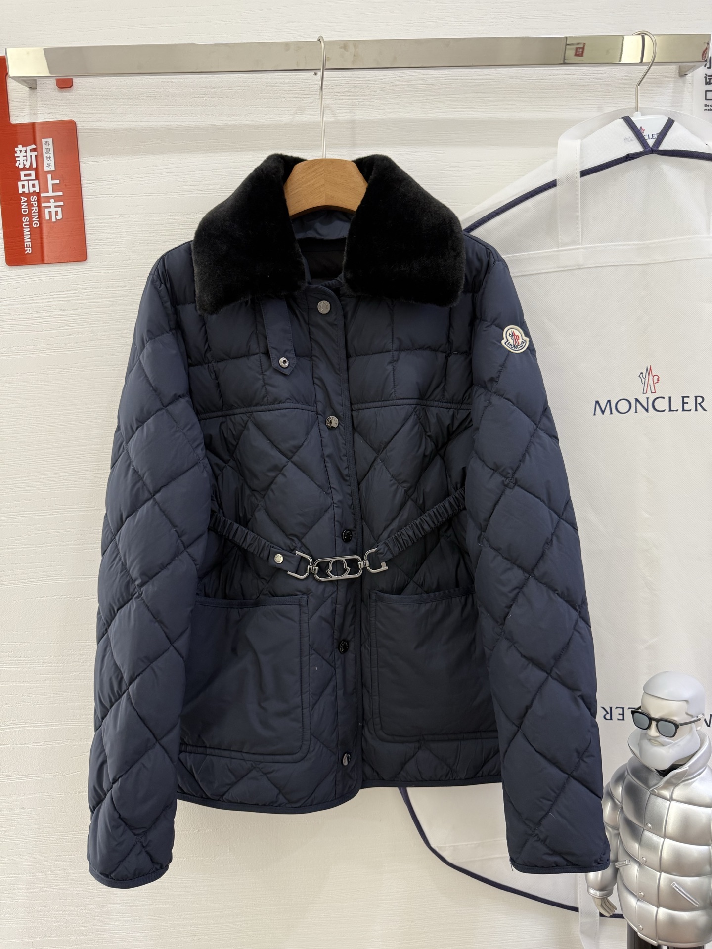 NO:497885,With dust bag 25Moncler, Cygne synthetic trim short down jacket jacket, Cygne down jacket is specially designed for women with classic taste, and can be easily matched with work formal wear and casual look. Lightweight short design, made of polyester fabric, geometric quilting and waist-hugging design, with a belt, and a removable synthetic collar. Model number rabbit fur collar down size SML color black beige navy blue, Moncler, jackets & coats, jackets & coats, down jacket, alexander wang19860909配防尘袋 25Moncler盟可睐,Cygne合成材料饰边短款羽绒夹克外套,Cygne羽绒夹克专为拥有经典品味的女士打造,可轻松搭配工作正装和休闲造型.轻盈短款设计,采用聚酯纤维面料制成,具有几何绗缝和收腰设计,配有腰带,搭配可拆卸合成材料衣领. 款号兔毛领羽绒 尺码SML 颜色黑色 米色 海军蓝色,,Moncler,jackets & coats,jackets & coats,down jacket,alexander wang,Women's clothing