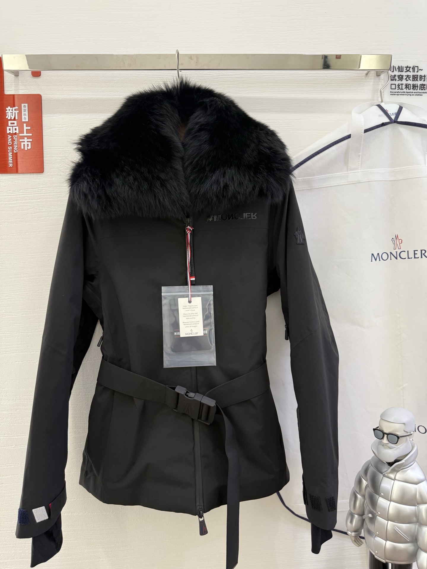 NO:548444,New autumn and winter style with dust bag (ski suit fox collar) original 1:1 custom hardware accessories are fully imported and customized. Welcome to counter comparison. Absolutely high quality. Top 95 white duck down, super soft, fluffy and full, super heavy fabric with a perfect fit. Pay attention to the super comfortable fabric. Exclusive model. Non-market goods. Women's size 0123,,alexander wang19860909配防尘袋秋冬新款（滑雪服狐狸毛领）原版1:1订制五金配件全进口原版定制 欢迎专柜对比 绝对的高品质 采用顶级95白鸭绒 超柔软 充羽量蓬松饱满 超级重面料做工杠杠的版型完美 注意面料超舒服 独家款 非市场货 女款尺码0123,,alexander wang,Women's clothing