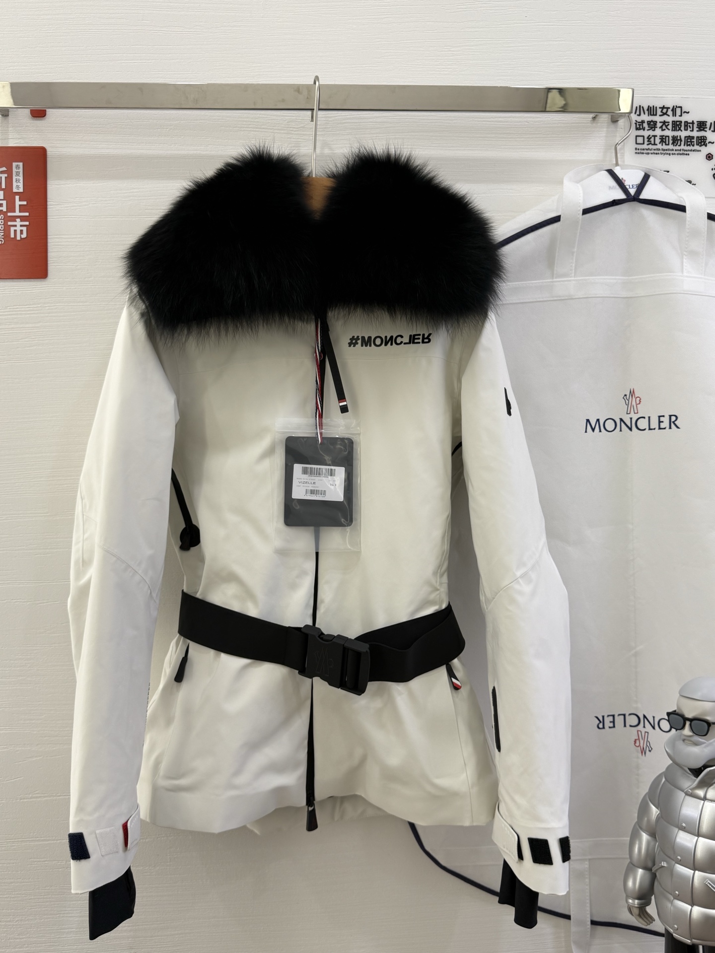 NO:548432,New autumn and winter style with dust bag (ski suit fox collar) original 1:1 custom hardware accessories are fully imported and customized. Welcome to counter comparison. Absolutely high quality. Top 95 white duck down, super soft, fluffy and full, super heavy fabric with a perfect fit, pay attention to the super comfortable fabric, exclusive model, non-market goods, women's size 0123,,alexander wang19860909配防尘袋秋冬新款（滑雪服狐狸毛领）原版1:1订制五金配件全进口原版定制 欢迎专柜对比 绝对的高品质 采用顶级95白鸭绒 超柔软 充羽量蓬松饱满 超级重面料做工杠杠的版型完美 注意面料超舒服 独家款 非市场货 女款尺码0123,,alexander wang,Women's clothing