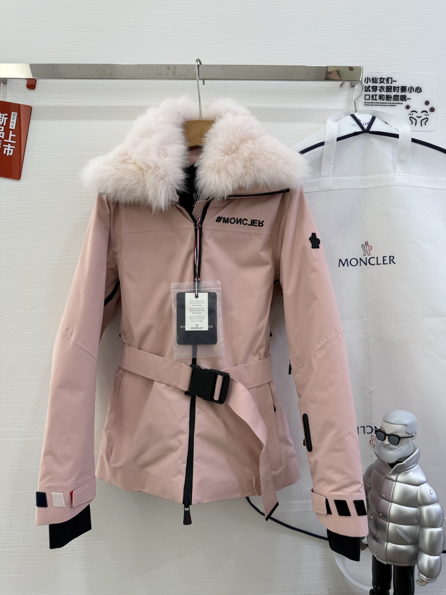 NO:548456,New autumn and winter style with dust bag (ski suit fox collar) original 1:1 custom hardware accessories are fully imported and customized. Welcome to counter comparison. Absolutely high quality. Top 95 white duck down, super soft, fluffy and full, super heavy fabric with a perfect fit. Pay attention to the super comfortable fabric. Exclusive model. Non-market goods. Women's size 0123,,alexander wang19860909配防尘袋秋冬新款（滑雪服狐狸毛领）原版1:1订制五金配件全进口原版定制 欢迎专柜对比 绝对的高品质 采用顶级95白鸭绒 超柔软 充羽量蓬松饱满 超级重面料做工杠杠的版型完美 注意面料超舒服 独家款 非市场货 女款尺码0123,,alexander wang,Women's clothing