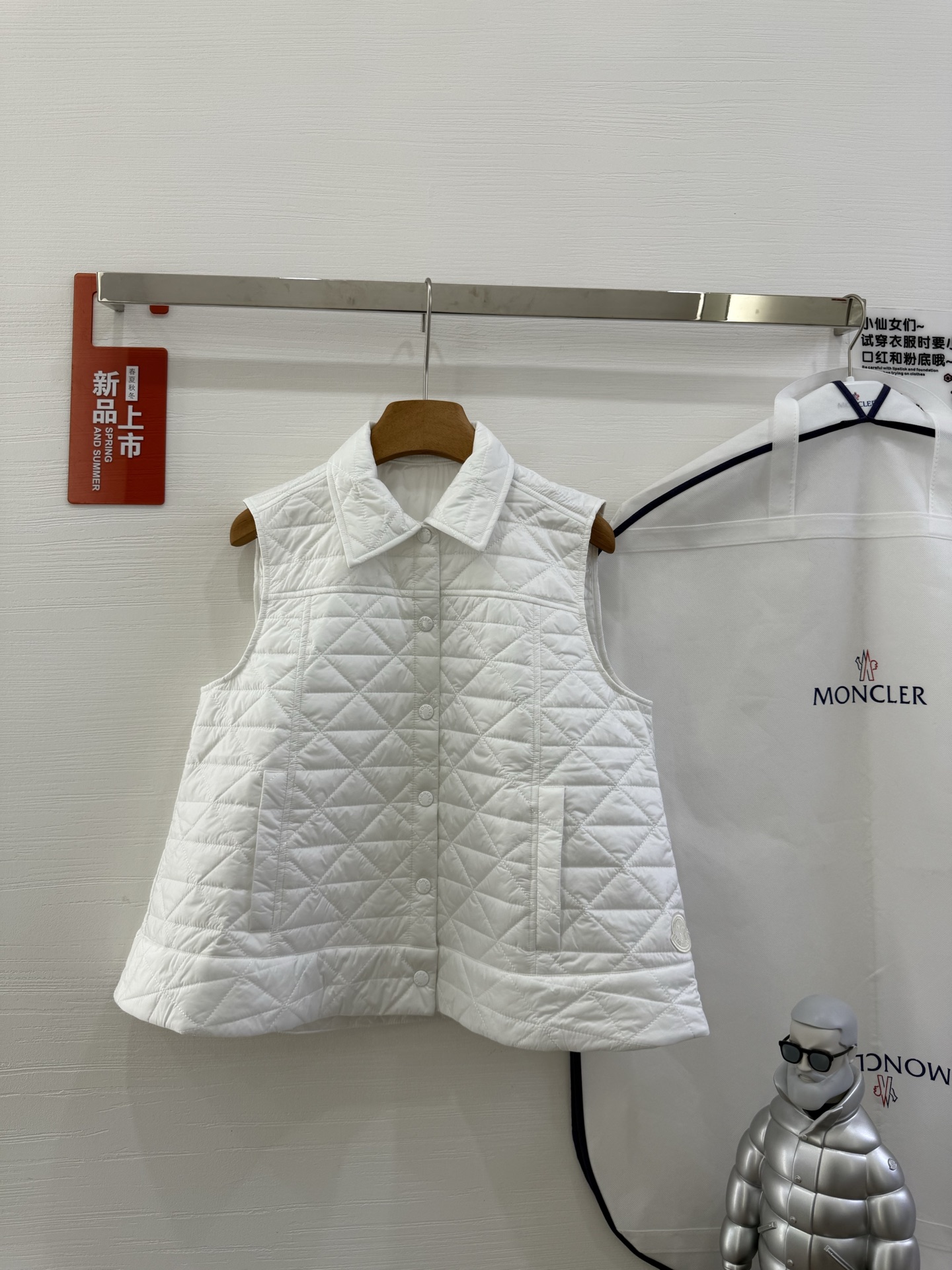 NO:536799,25Moncler Vayres women's diamond quilted vest, Vayres vest is made of Longue saison fabric, suitable for sunny weather. This nylon is Moncler's signature fabric, which is lightweight, warm, practical and durable. The shirt collar and waist-hugging design create a beautiful look. The design is classic and easy to match, suitable for daily wear, business trips and layered styles. Size sml color black, white light blue, Moncler, shirts, alexander wang1986090925Moncler盟可睐 Vayres女士菱形绗缝加衬马甲,Vayres加衬马甲采用Longue saison 面料制成,适合晴朗天气穿着.这种尼龙是Moncler的标志性面料,具有轻盈保暖、实用耐久的特点.衬衫领和收腰设计打造精美造型.设计经典易搭,适合日常穿着、出差旅行和打造叠穿造型. 尺码sml 颜色黑色白色浅蓝色,,Moncler,shirts,alexander wang,Women's clothing
