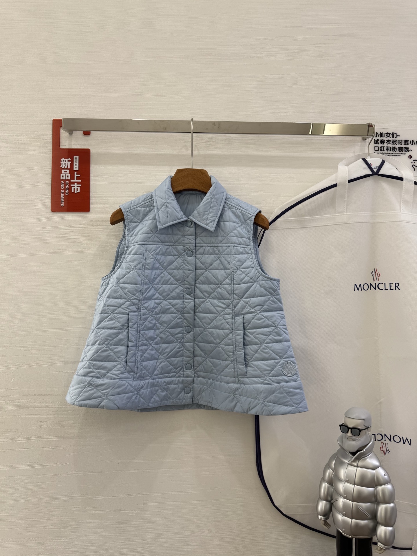 NO:536801,25Moncler Vayres women's diamond quilted vest, Vayres vest is made of Longue saison fabric, suitable for sunny weather. This nylon is Moncler's signature fabric, which is lightweight, warm, practical and durable. The shirt collar and waist-hugging design create a beautiful look. The design is classic and easy to match, suitable for daily wear, business trips and layered styles. Size sml color black, white light blue, Moncler, shirts, alexander wang1986090925Moncler盟可睐 Vayres女士菱形绗缝加衬马甲,Vayres加衬马甲采用Longue saison 面料制成,适合晴朗天气穿着.这种尼龙是Moncler的标志性面料,具有轻盈保暖、实用耐久的特点.衬衫领和收腰设计打造精美造型.设计经典易搭,适合日常穿着、出差旅行和打造叠穿造型. 尺码sml 颜色黑色白色浅蓝色,,Moncler,shirts,alexander wang,Women's clothing