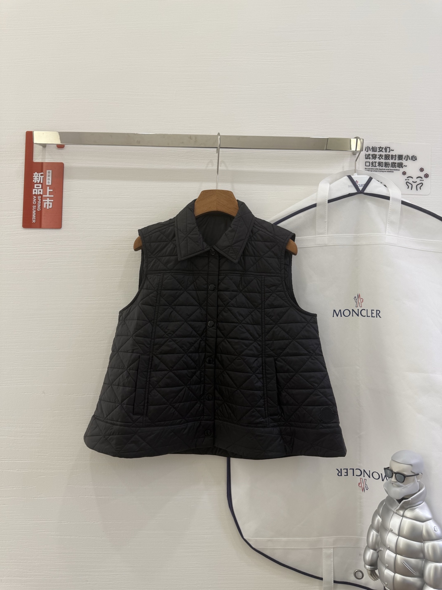 NO:536797,25Moncler Vayres women's diamond quilted vest, Vayres vest is made of Longue saison fabric, suitable for sunny weather. This nylon is Moncler's signature fabric, which is lightweight, warm, practical and durable. The shirt collar and waist-hugging design create a beautiful look. The design is classic and easy to match, suitable for daily wear, business trips and layered styles. Size sml color black, white light blue, Moncler, shirts, alexander wang1986090925Moncler盟可睐 Vayres女士菱形绗缝加衬马甲,Vayres加衬马甲采用Longue saison 面料制成,适合晴朗天气穿着.这种尼龙是Moncler的标志性面料,具有轻盈保暖、实用耐久的特点.衬衫领和收腰设计打造精美造型.设计经典易搭,适合日常穿着、出差旅行和打造叠穿造型. 尺码sml 颜色黑色白色浅蓝色,,Moncler,shirts,alexander wang,Women's clothing