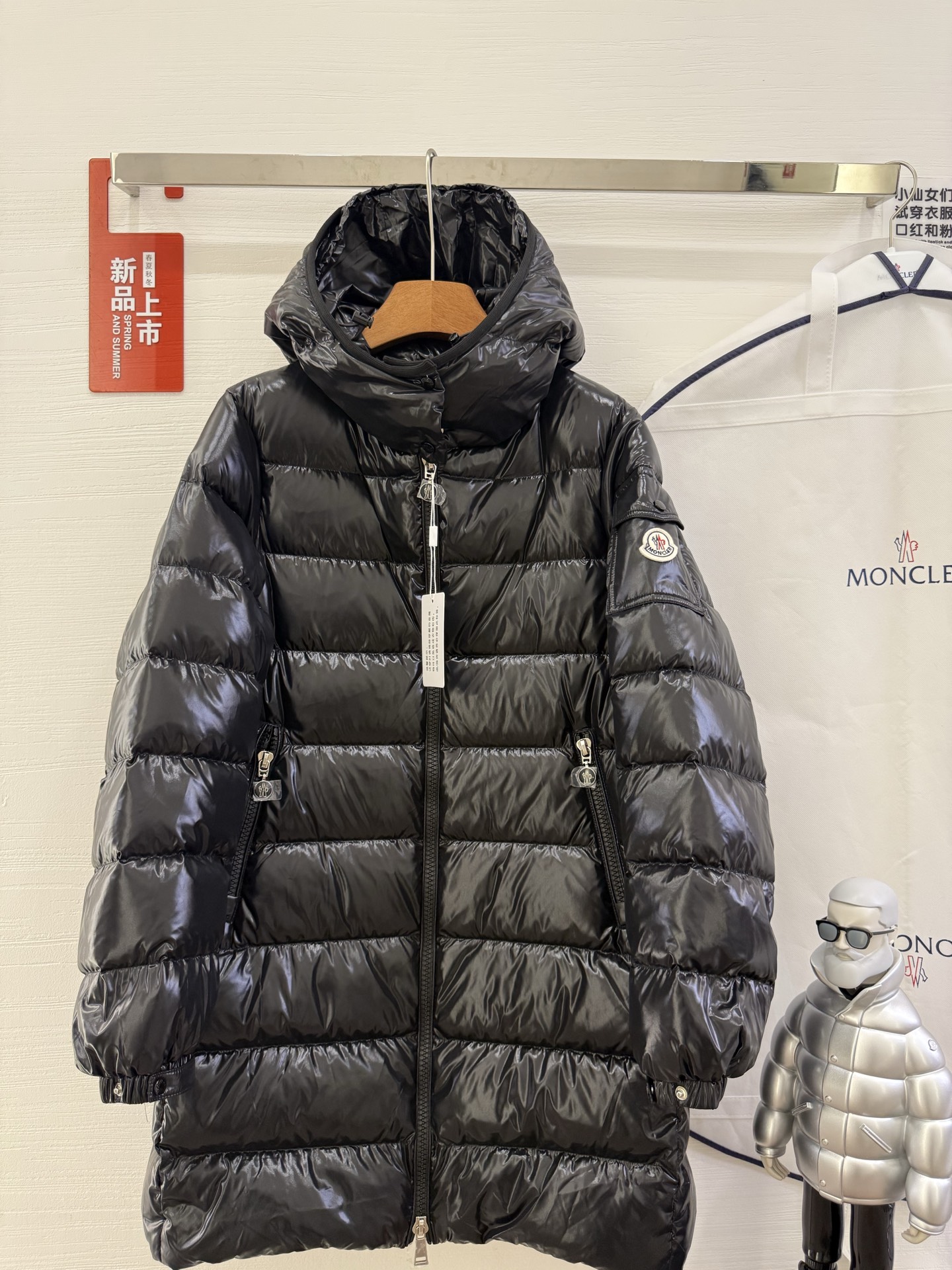 NO:549041,With dust bag 25Moncler New Product Courcelles mid-length hooded down jacket for women's jacket, Courcelles down jacket is made of nylon laque fabric, which combines lightness and practical functions. This Mondler's signature material presents a gorgeous glossy texture and is functional. The sleeves are equipped with patch pockets, inspired by the classic Moncler Maya down jacket. It is matched with a waist-closing design to outline a soft silhouette. Size 1234,,Moncler, jackets & coats, jackets & coats, down jacket,hats,alexander wang19860909配防尘袋 25Moncler盟可睐 新品 Courcelles中长款连帽羽绒服女款夹克外套,Courcelles羽绒夹克采用nylon laque面料制成,兼具轻盈性和实用功能.这种Mondler标志性材质呈现华丽的光泽质地,具有功能性.衣袖设有贴袋,启发自经典Moncler Maya羽绒服.搭配收腰设计,勾勒柔美廓形. 尺码1234,,Moncler,jackets & coats,jackets & coats,down jacket,hats,alexander wang,Women's clothing