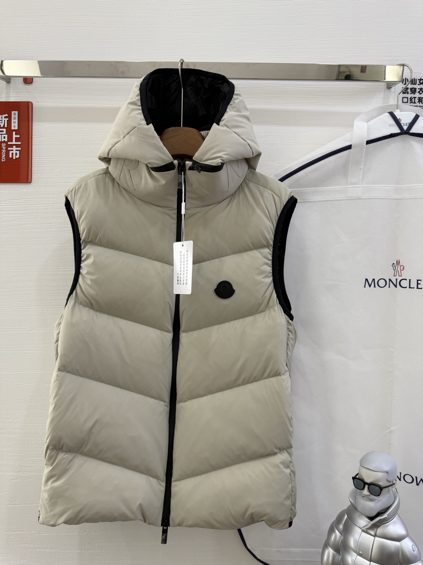 NO:536794,With dust bag Moncler Guersac men's twill quilted hooded down vest, Guersac down vest is made of longue saison fabric, fully demonstrating the innovative spirit of the series. This lightweight functional fabric provides excellent warmth. After the hood is removed, the stand collar presents an embossed logo in the same color, adding a unique visual experience and tactile details. Size 12345 Color black off-white, Moncler, down jacket, hats, alexander wang19860909配防尘袋 Moncler盟可睐 Guersac男士斜纹绗缝连帽羽绒马甲,Guersac羽绒马甲采用longue saison面料制成,充分展现系列创新精神.这种轻盈的功能性面料可提供出色的保暖效果.兜帽拆卸后,立领呈现压纹同色系标识,增添别致的视觉体验和触觉细节. 尺码12345 颜色黑色 灰白色,,Moncler,down jacket,hats,alexander wang,Women's clothing
