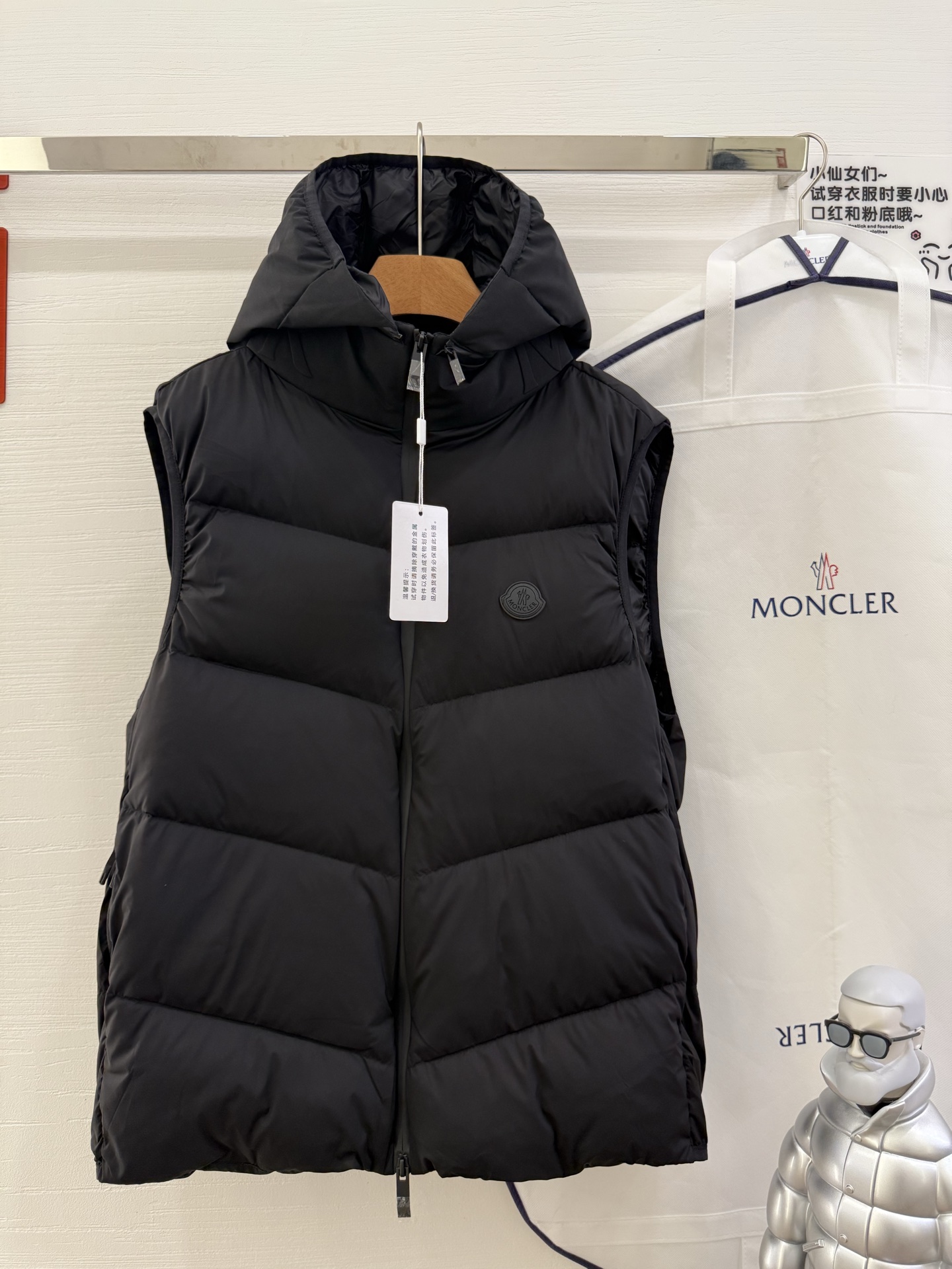 NO:536775,With dust bag Moncler Guersac men's twill quilted hooded down vest, Guersac down vest is made of longue saison fabric, fully demonstrating the innovative spirit of the series. This lightweight functional fabric provides excellent warmth. After the hood is removed, the stand collar presents an embossed logo in the same color, adding a unique visual experience and tactile details. Size 12345 Color black off-white, Moncler, down jacket, hats, alexander wang19860909配防尘袋 Moncler盟可睐 Guersac男士斜纹绗缝连帽羽绒马甲,Guersac羽绒马甲采用longue saison面料制成,充分展现系列创新精神.这种轻盈的功能性面料可提供出色的保暖效果.兜帽拆卸后,立领呈现压纹同色系标识,增添别致的视觉体验和触觉细节. 尺码12345 颜色黑色 灰白色,,Moncler,down jacket,hats,alexander wang,Women's clothing