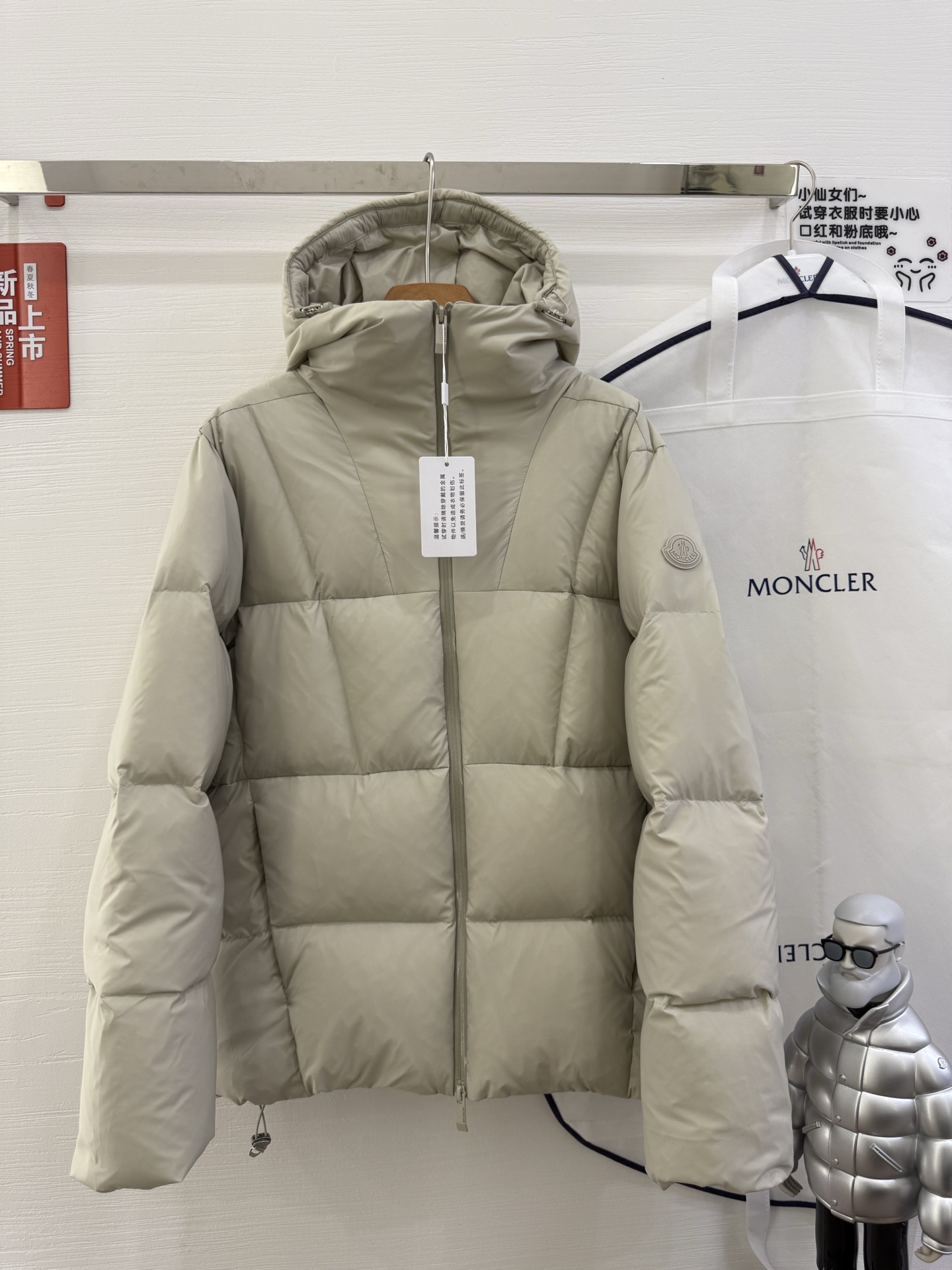 NO:548466,The new Fusain down jacket for winter with dust bag Moncler is inspired by the thrilling racing sport, which echoes the three-dimensional tailoring and dynamic structure of the racer's uniform. The diamond quilting builds a warm barrier, while the lightweight fabric hides fluffy and warmth. The hooded design is neat and not bloated, and the hooded design is casual. It is made of quilted nylon fabric, which has excellent warmth and protection. It is not only a textured armor to resist the cold wind when commuting, but also a fashionable weapon to create a minimalist and high-end feeling when going out, allowing you to grasp the dual elegance of temperature and style with one piece of down in winter. The short design, paired with reflective zippers, highlights the modern style. 12345 Color black, off-white, saint laurent, jackets & coats, down jacket, hats, alexander wang19860909配防尘袋 moncler冬季新款Fusain短款羽绒夹克设计灵感源自惊险刺激的赛车运动,与赛车手制服的立体剪裁和动感结构相呼应.以菱格绗缝构筑保暖壁垒,轻量面料却藏满蓬松暖意.廓形利落不臃肿,连帽设计添随性,采用绗缝尼龙面料制成,具备出色的保暖和防护性既是通勤时抵御寒风的质感铠甲,也是出街打造极简高级感的时尚利器,让你在凛冬里,凭一件羽绒就拿捏温度与格调的双重优雅.短款设计,搭配反光拉链,彰显现代风范. 码数12345 颜色黑色 米白色,,saint laurent,jackets & coats,down jacket,hats,alexander wang,Women's clothing