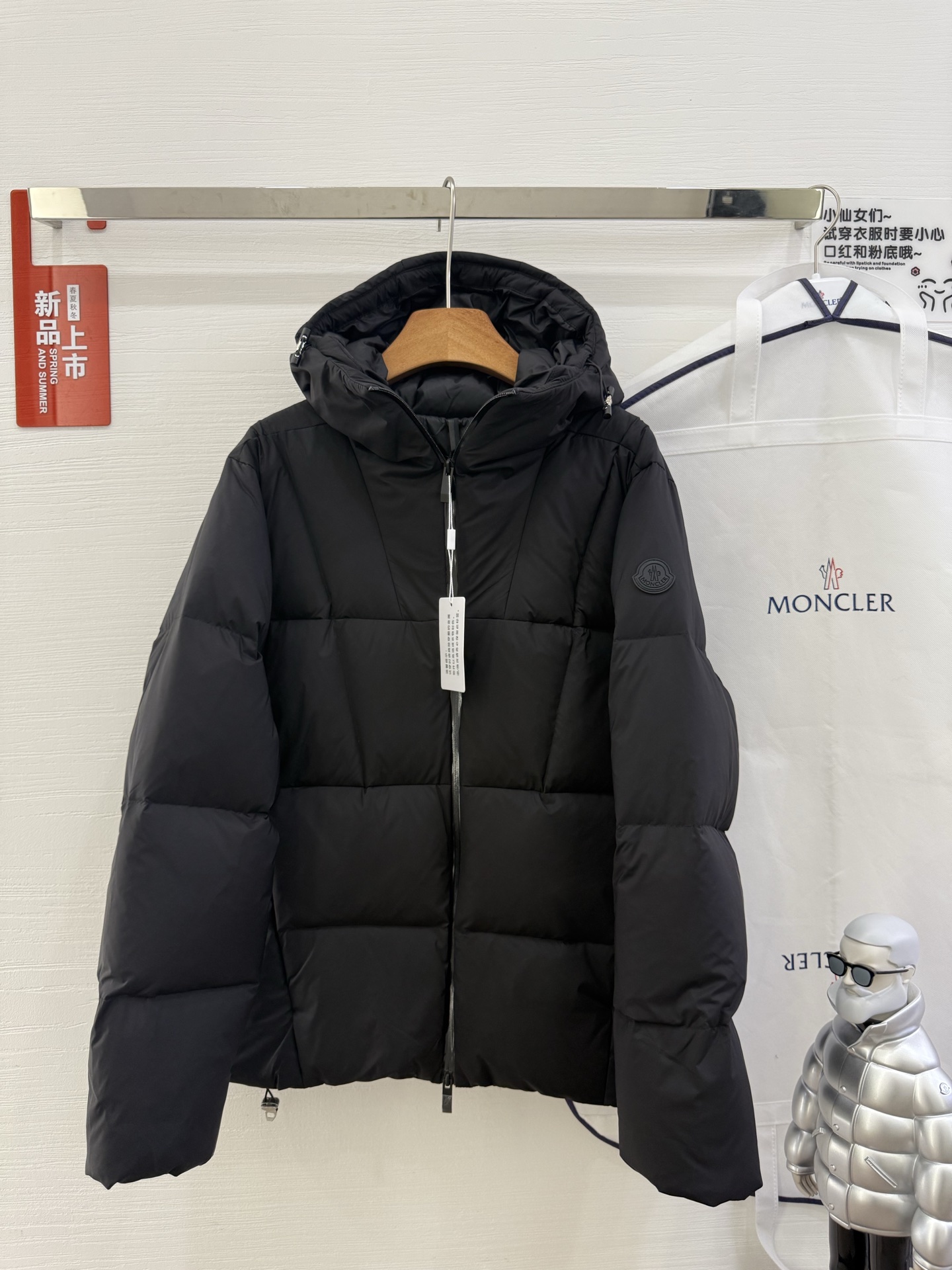 NO:548476,Comes with dust bag  The design of moncler's new winter Fusain short down jacket is inspired by the thrilling racing sports, echoing the three-dimensional tailoring and dynamic structure of the racing driver's uniform. It uses rhombus quilting to build a thermal barrier, and the lightweight fabric is full of fluffy warmth. The silhouette is neat and not bulky, and the hooded design adds casualness.  Made of quilted nylon fabric, it has excellent warmth and protection. It is not only a textured armor to resist the cold wind when commuting, but also a fashion tool to create a minimalist and high-end feel when going out on the street. It allows you to combine both warmth and style with a down in the cold winter. The short design and reflective zipper highlight the modern style.  Code number 12345 Color black off-white,,saint laurent,jackets & coats,down jacket,hats,alexander wang19860909配防尘袋 moncler冬季新款Fusain短款羽绒夹克设计灵感源自惊险刺激的赛车运动,与赛车手制服的立体剪裁和动感结构相呼应.以菱格绗缝构筑保暖壁垒,轻量面料却藏满蓬松暖意.廓形利落不臃肿,连帽设计添随性,采用绗缝尼龙面料制成,具备出色的保暖和防护性既是通勤时抵御寒风的质感铠甲,也是出街打造极简高级感的时尚利器,让你在凛冬里,凭一件羽绒就拿捏温度与格调的双重优雅.短款设计,搭配反光拉链,彰显现代风范. 码数12345 颜色黑色 米白色,,saint laurent,jackets & coats,down jacket,hats,alexander wang,Women's clothing