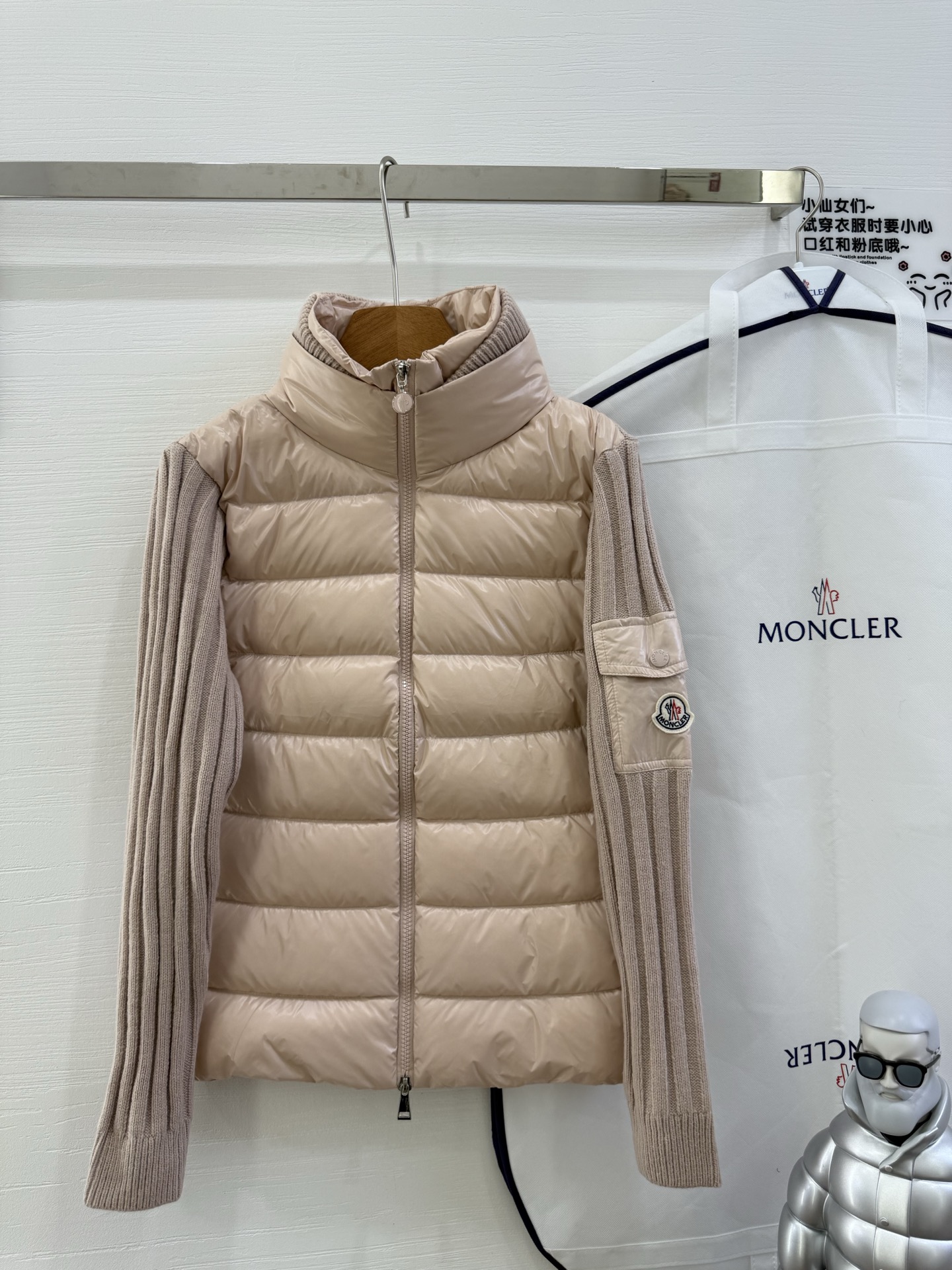 NO:535978,With dust bag Moncler covert 25 women's hooded patchwork down jacket, this fall is the first choice for women's style versatile and not picky. Original custom-made national standard 90 white duck down filling!  1:1 hardware comparison, store quality. Color black and white pink S-M-L, Moncler, down jacket, hats, alexander wang19860909配防尘袋 Moncler蒙口25女款连帽拼接羽绒服,今年秋季首选女版型百搭不挑人.原版定制国标90白鸭绒填充！1:1五金对比,专卖店品质. 颜色黑色白色 粉色 码数S-M-L,,Moncler,down jacket,hats,alexander wang,Women's clothing