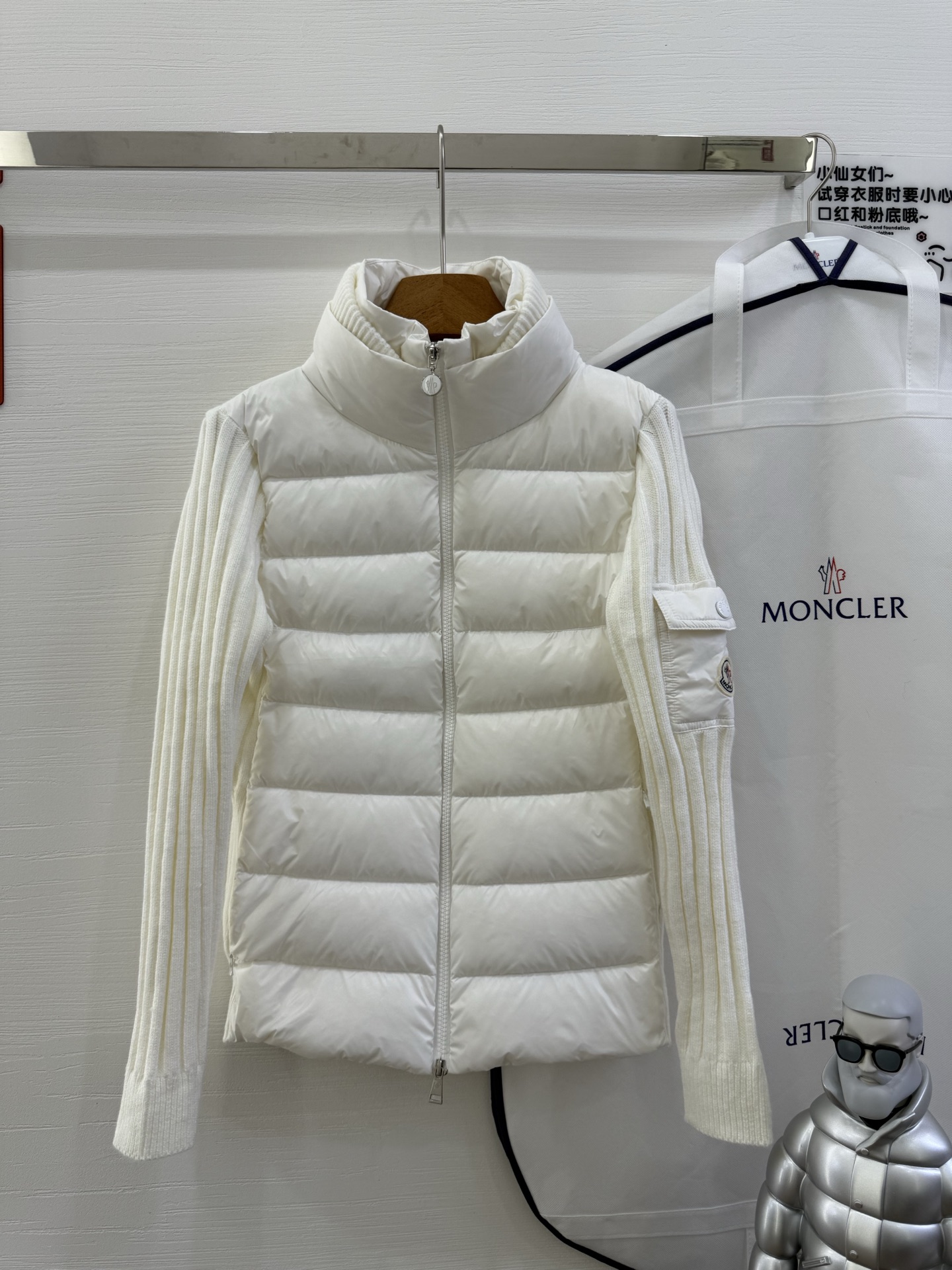 NO:535970,With dust bag Moncler cover 25 women's hooded patchwork down jacket, this fall is the first choice for women's style versatile and not picky. The original customized national standard 90 white duck down filling!  1:1 hardware comparison, store quality. Color black and white pink S-M-L, Moncler, down jacket, hats, alexander wang19860909配防尘袋Moncler蒙口25女款连帽拼接羽绒服,今年秋季首选女版型百搭不挑人.原版定制国标90白鸭绒填充！1:1五金对比,专卖店品质. 颜色黑色白色 粉色 码数S-M-L,,Moncler,down jacket,hats,alexander wang,Women's clothing
