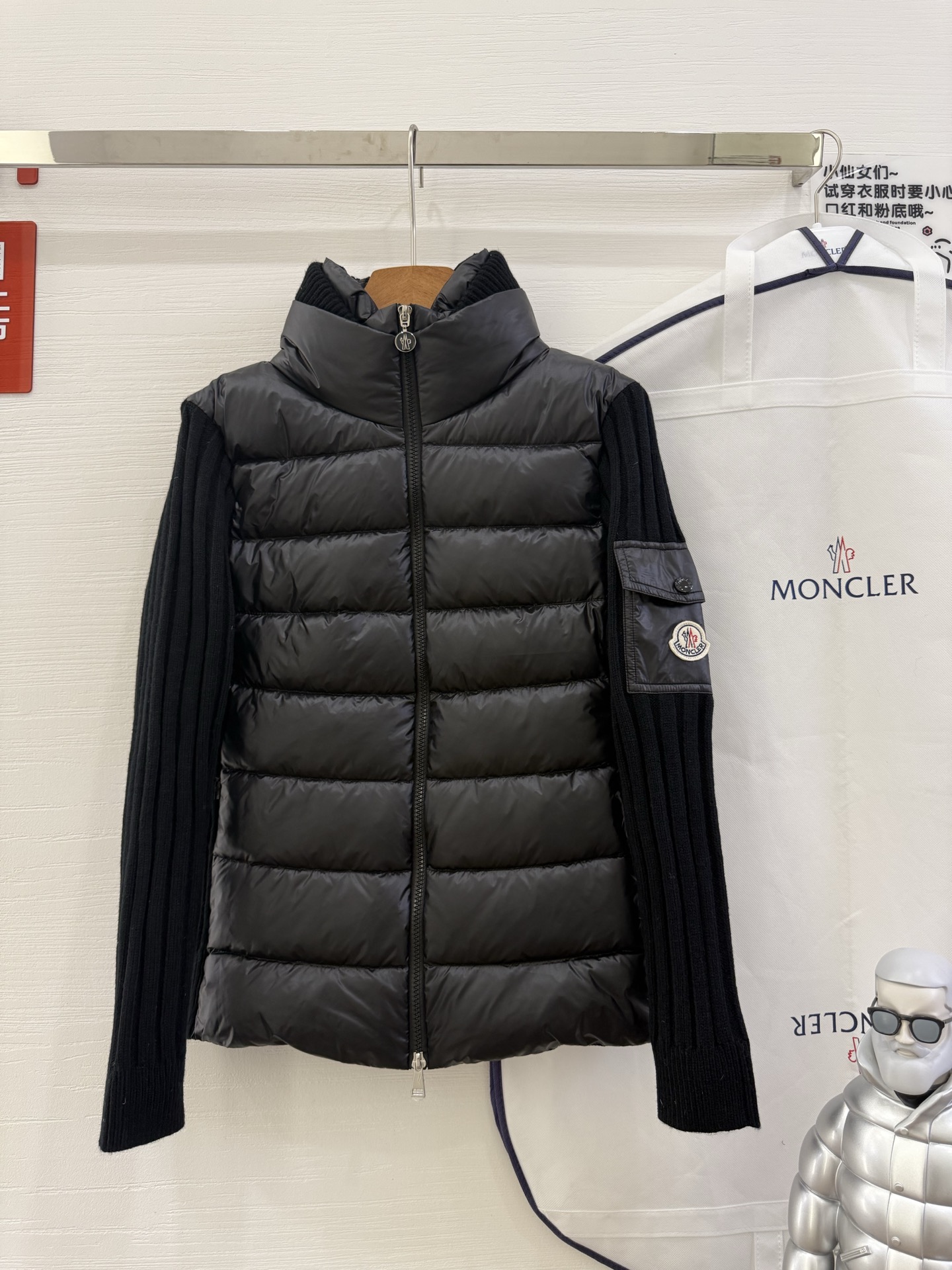 NO:535962,With dust bag Moncler covert 25 women's hooded patchwork down jacket, this fall is the first choice for women's style versatile and not picky. Original custom-made national standard 90 white duck down filling!  1:1 hardware comparison, store quality. Color black and white pink S-M-L, Moncler, down jacket, hats, alexander wang19860909配防尘袋 Moncler蒙口25女款连帽拼接羽绒服,今年秋季首选女版型百搭不挑人.原版定制国标90白鸭绒填充！1:1五金对比,专卖店品质. 颜色黑色白色 粉色 码数S-M-L,,Moncler,down jacket,hats,alexander wang,Women's clothing