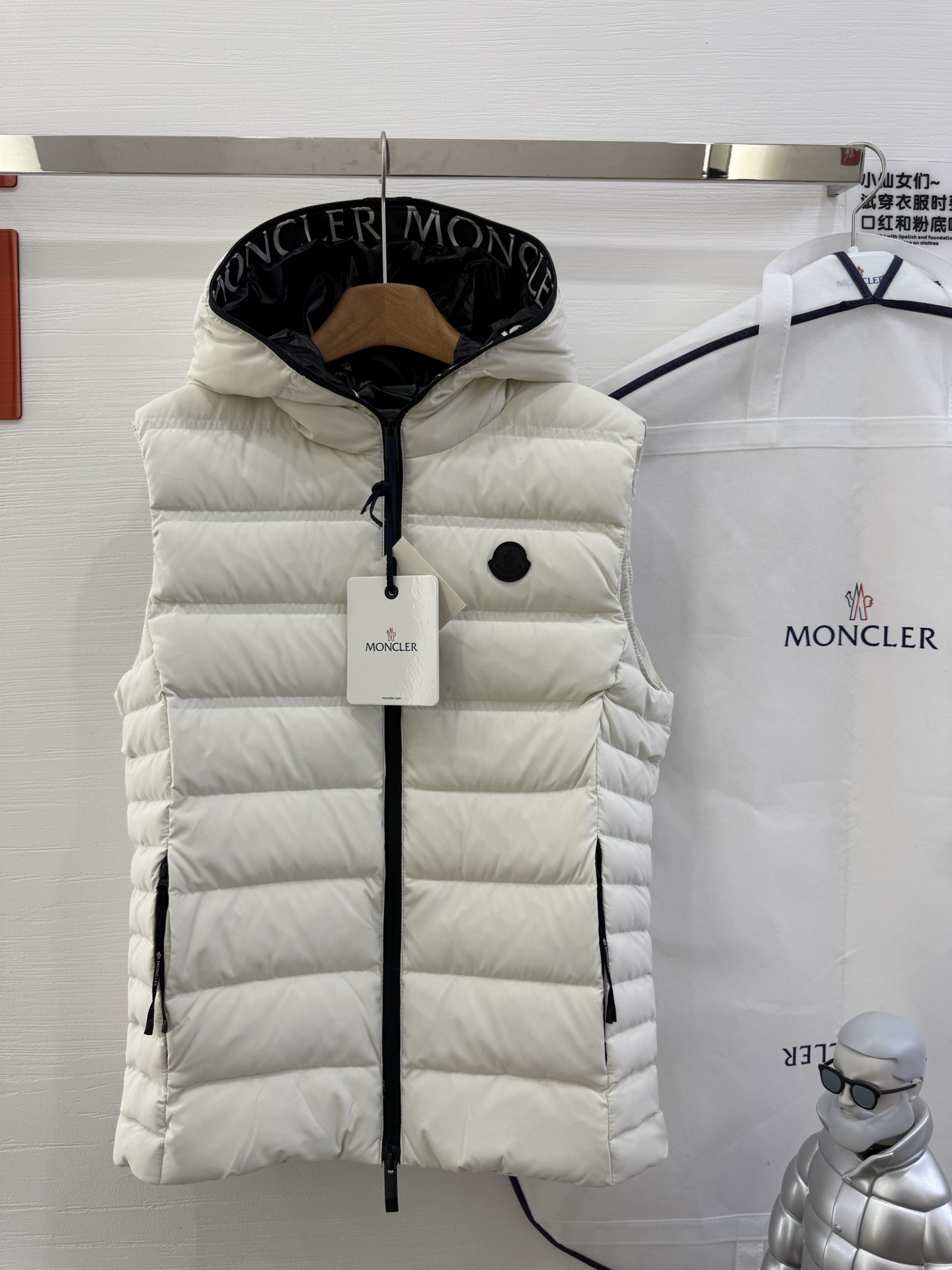 NO:535982,With dust bag Moncler Men's down vest Color Black White Size 0-1-2-3-4 Down vest is suitable for all seasons, and can be stacked with various items to create a variety of shapes. Made of polyester fabric, goose down, and a pull-out hood. Made of glossy and matte polyester fabric Polyester lining Filled down Pull-out hood Zipper closure Zipper exterior and internal pockets, Moncler, down jacket, hats, alexander wang19860909配防尘袋Moncler盟可睐 男士羽绒马甲 颜色黑色 白色 码数0-1-2-3-4 羽绒马甲四季皆宜,可叠搭各种单品打造多样造型.采用聚酯纤维面料制成,鹅绒填充,配有拉出式兜帽. 采用亮面和哑光聚酯纤维面料制成 聚酯纤维衬里 填充羽绒 拉出式兜帽 拉链开合 拉链外部和内部口袋,,Moncler,down jacket,hats,alexander wang,Women's clothing