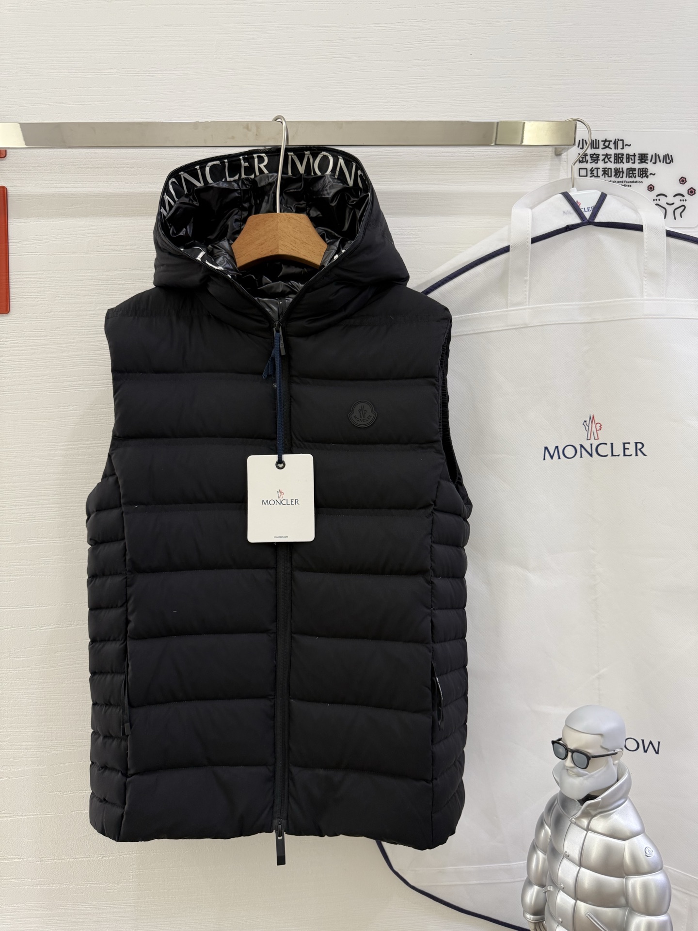 NO:535988,With dust bag Moncler Men's down vest Color Black White Size 0-1-2-3-4 Down vest is suitable for all seasons, and can be stacked with various items to create a variety of shapes. Made of polyester fabric, goose down, and a pull-out hood. Made of glossy and matte polyester fabric Polyester lining Filled down Pull-out hood Zipper closure Zipper exterior and internal pockets, Moncler, down jacket, hats, alexander wang19860909配防尘袋Moncler盟可睐 男士羽绒马甲 颜色黑色 白色 码数0-1-2-3-4 羽绒马甲四季皆宜,可叠搭各种单品打造多样造型.采用聚酯纤维面料制成,鹅绒填充,配有拉出式兜帽. 采用亮面和哑光聚酯纤维面料制成 聚酯纤维衬里 填充羽绒 拉出式兜帽 拉链开合 拉链外部和内部口袋,,Moncler,down jacket,hats,alexander wang,Women's clothing