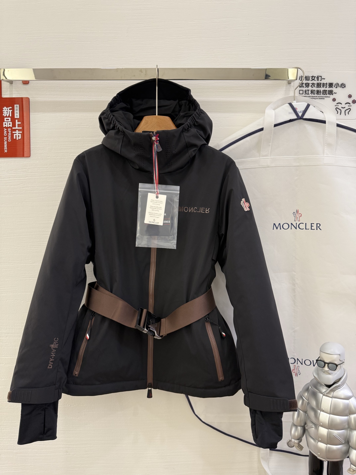 NO:508428,The new outdoor series ski down jacket with dust bag 25 is synchronized on the official website, the counter is real-photos, the color is black. Turmeric size0-1-2,, down jacket, alexander wang19860909配防尘袋25新款户外系列滑雪羽绒服官网同步,专柜实拍上身效果 颜色黑色.姜黄 size0-1-2,,down jacket,alexander wang,Women's clothing