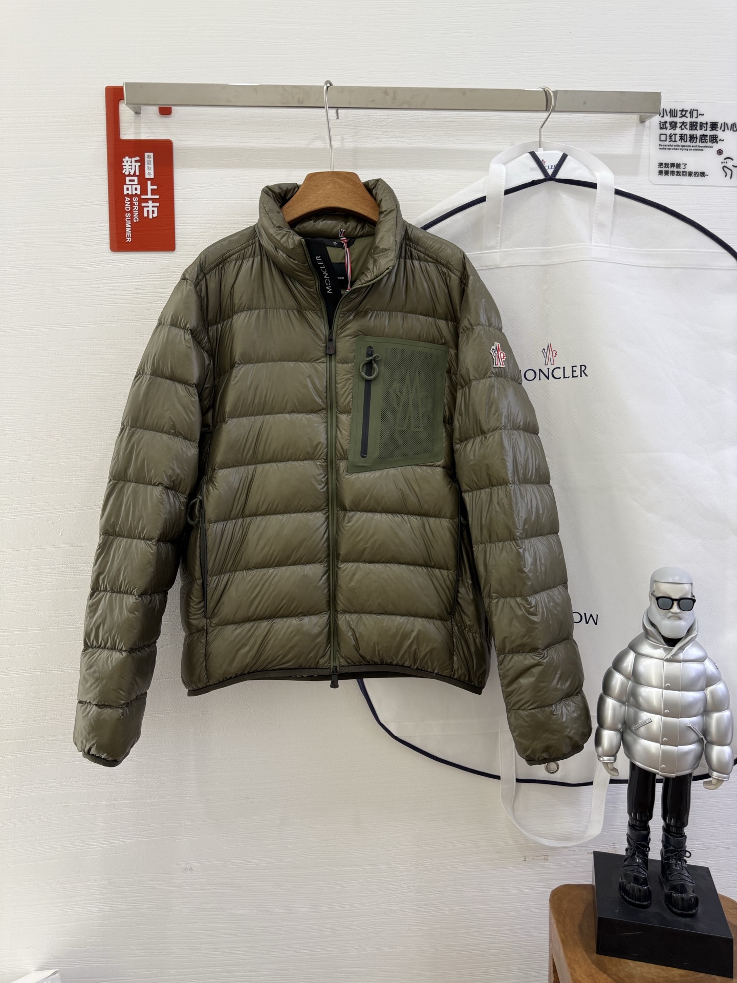 NO:508412,Fraser foldable short down jacket jacket Fraser down jacket lightweight and foldable, suitable for outdoor activities in mild weather. Short design, made of long-lasting, practical, fine nylon fabric. Performance design helps you stay dry and resists cold wind while maintaining transparency and easily cope with all weather conditions. Paired with a practical and spacious chest 1 bag, adds the finishing touch. Designed for outdoor activities Made of fine fabric Polyester lining · Foldable storage Functional look zipper closure Pocket with functional look Zipper zipper closure Chest pocket · Elastic cuffs and hem · Reflective trim · Logo print details 12345 Color, black Military green, Jackets & coats, Jackets & coats, down jacket, alexander  wang19860909配防尘袋Fraser可折叠短款羽绒夹克外套 Fraser羽绒夹克轻盈可折叠,适合温和天气时户外活动穿着.短款设计,采用经久实用的细密尼龙面料制成.性能设计可帮助您保持干爽,为您抵御寒风,同时保持通透性,轻松应对各种天气条件.搭配实用宽敞的胸部 1袋,增添点睛之笔. 专为户外活动设计 采用细密面料制成 聚酯纤维衬里·可折叠收纳 功能性look拉链开合 口袋配有功能性look拉链 拉链开合胸部口袋 ·弹性袖口和下摆·反光饰边 ·标识印花细节 码数12345 颜色,黑色 军绿色,,jackets & coats,jackets & coats,down jacket,alexander wang,Women's clothing