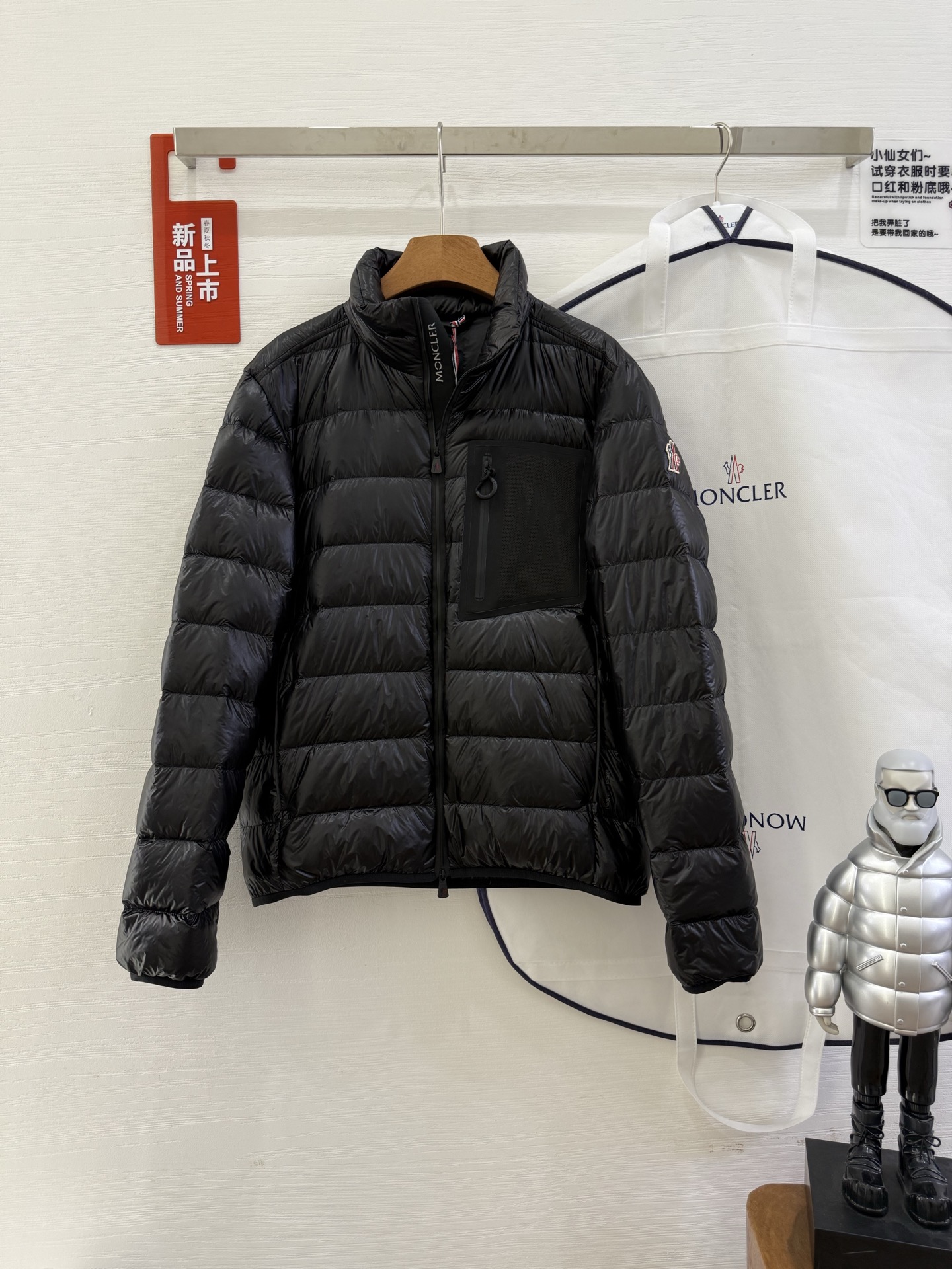 NO:508432,Fraser foldable short down jacket jacket Fraser down jacket lightweight and foldable, suitable for outdoor activities in mild weather. Short design, made of long-lasting, practical, fine nylon fabric. Performance design helps you stay dry and resists cold wind while maintaining transparency and easily cope with all weather conditions. Paired with a practical and spacious chest 1 bag, adds the finishing touch. Designed for outdoor activities Made of fine fabric Polyester lining · Foldable storage Functional look zipper closure Pocket with functional look Zipper zipper closure Chest pocket · Elastic cuffs and hem · Reflective trim · Logo print details 12345 Color, black Military green, Jackets & coats, Jackets & coats, down jacket, alexander  wang19860909配防尘袋Fraser可折叠短款羽绒夹克外套 Fraser羽绒夹克轻盈可折叠,适合温和天气时户外活动穿着.短款设计,采用经久实用的细密尼龙面料制成.性能设计可帮助您保持干爽,为您抵御寒风,同时保持通透性,轻松应对各种天气条件.搭配实用宽敞的胸部 1袋,增添点睛之笔. 专为户外活动设计 采用细密面料制成 聚酯纤维衬里·可折叠收纳 功能性look拉链开合 口袋配有功能性look拉链 拉链开合胸部口袋 ·弹性袖口和下摆·反光饰边 ·标识印花细节 码数12345 颜色,黑色 军绿色,,jackets & coats,jackets & coats,down jacket,alexander wang,Women's clothing