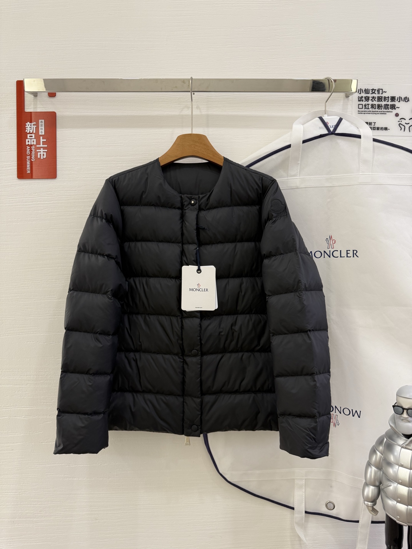 NO:535942,With dust bag cover Mon*ler Mongkele Gerbe short down jacket women's jacket Gerbe elegant and low-key interpretation of classic down jackets. Short design, satin texture. This warm item uses a round neck design and is paired with hidden pockets to create a practical and stylish style. It is suitable for all seasons to wear knitted items in cool weather or add lightness and warm care to mild weather Filled with 90 down Zipper and snap closure Hide pockets Leather logo patch Number 012, Moncler, Moncler, jackets & coats, jackets & coats, down jacket, alexander wang19860909配防尘袋蒙口Mon*ler盟可睐 Gerbe短款羽绒服女款夹克外套 Gerbe优雅低调诠释经典羽绒夹克.短款设计,呈现缎面质地.这款保暖单品采用圆领设计,搭配隐藏式口袋,营造实用且时尚的款型 四季穿着皆宜,可在凉爽的天气内搭针织单品,或为温和的天气增添轻盈温暖呵护 填充90羽绒 拉链和按扣开合 隐藏式口袋 皮革标识贴片 码数012,,Moncler,Moncler,jackets & coats,jackets & coats,down jacket,alexander wang,Women's clothing