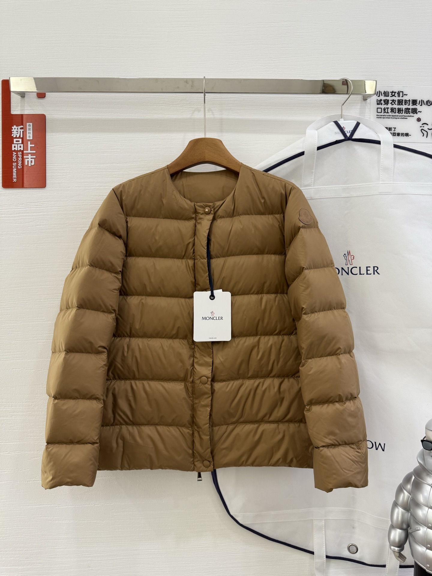 NO:535977,With dust bag cover Mon*ler Mongkele Gerbe short down jacket women's jacket Gerbe elegant and low-key interpretation of classic down jackets. Short design, satin texture. This warm item uses a round neck design and is paired with hidden pockets to create a practical and stylish style. It is suitable for all seasons to wear knitted items in cool weather or add lightness and warm care to mild weather Filled with 90 down Zipper and snap closure Hide pockets Leather logo patch Number 012, Moncler, Moncler, jackets & coats, jackets & coats, down jacket, alexander wang19860909配防尘袋蒙口Mon*ler盟可睐 Gerbe短款羽绒服女款夹克外套 Gerbe优雅低调诠释经典羽绒夹克.短款设计,呈现缎面质地.这款保暖单品采用圆领设计,搭配隐藏式口袋,营造实用且时尚的款型 四季穿着皆宜,可在凉爽的天气内搭针织单品,或为温和的天气增添轻盈温暖呵护 填充90羽绒 拉链和按扣开合 隐藏式口袋 皮革标识贴片 码数012,,Moncler,Moncler,jackets & coats,jackets & coats,down jacket,alexander wang,Women's clothing