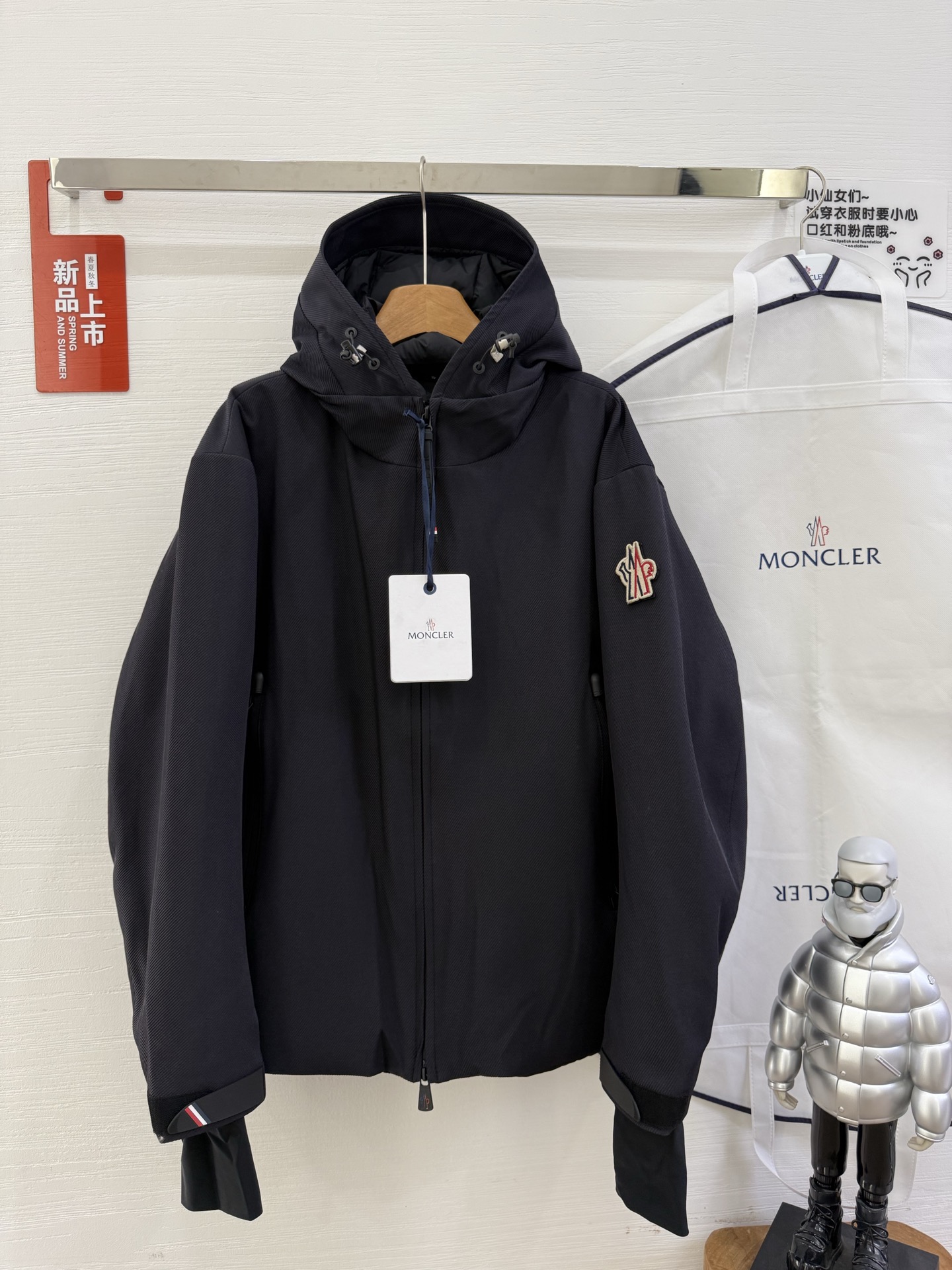 NO:534897,With dust bag 25 autumn and winter ski jackets, jackets, thick warm goose down jackets, minus 30 degrees pressure-free, this Praz down jacket is designed with a black jacket, simple and yet atmospheric. Its unique drawstring hood design not only adds a sense of fashion, but also provides the wearer with an additional warmth effect in the cold wind. The short cut highlights the ability and neatness of men. The jacket uses a customized elastic knit thick warm fabric, which not only has excellent warmth performance, but also has good elasticity and wear resistance. The customized knitting process makes the fabric tighter and effectively prevents the invasion of cold air. The inner part is filled with high-quality 90 white goose down, ensuring the warmth performance of the jacket  The main color of black makes the jacket more classic and versatile. Whether in formal occasions or casual time, it can easily match fashionable styles. Its custom elastic knit thick and warm fabric and unique design style make it stand out among many down jackets and become the first choice for men in autumn and winter. Size 1/2/3/4, prada, jackets & coats, jackets & coats, down jacket, hats, alexander wang19860909配防尘袋25秋冬 滑雪服冲锋衣羽绒服厚款保暖鹅绒服 零下30度毫无压力这款Praz羽绒夹克采用黑色外套设计,简约而不失大气.其独特的抽绳风帽设计,不仅增添了时尚感 ,还能在寒风中为佩戴者提供额外的保暖效果.短款剪裁更是凸显男性的干练与利落. 外套采用定制弹力针织厚实保暖面料,这种面料不仅具有出色的保暖性能,还具有较好的弹性和耐磨 性.定制的针织工艺使得面料更加紧密,有效防止冷空气的侵入. 内里采用高质量的90白鹅羽绒填充,保证了外套的保暖性能 以黑色为主色调,使得外套更加经典百搭.无论是在正式场合还是休闲时光,都能轻松搭配出时尚的造型.其定制弹力针织厚实保暖面料和独特的设计风格使得它在众多羽绒外套中脱颖而出,成为男性 秋冬季节的首选单品 尺码1/2/3/4,,prada,jackets & coats,jackets & coats,down jacket,hats,alexander wang,Women's clothing