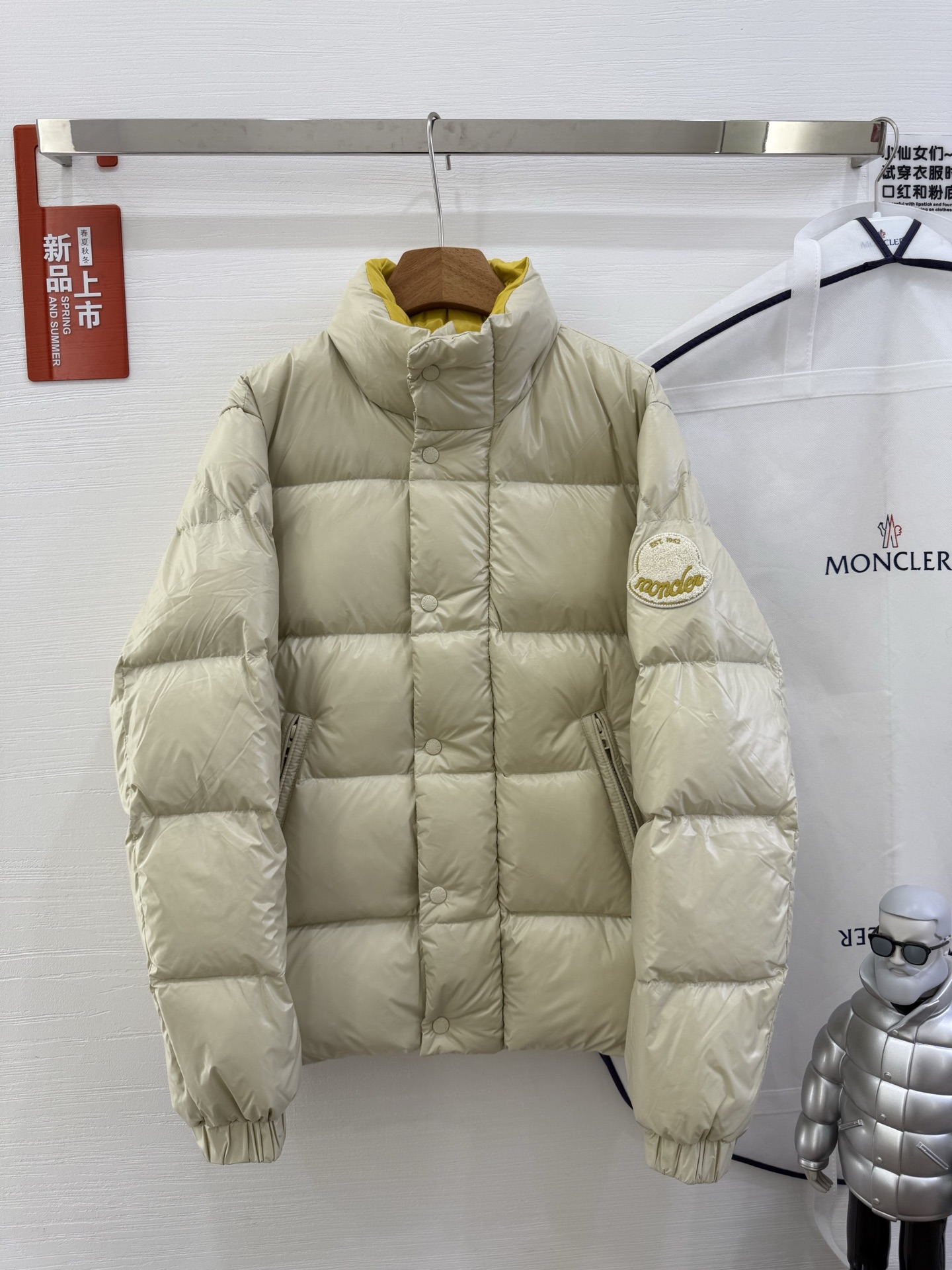 NO:535959,With dust bag Moncler Mengke Lai New Product Tripiti men's short down jacket jacket, Tripiti down jacket is made of functional glossy nylon fabric, comfortable and warm without showing heavyness. Chenille logo patch highlights the essence of the brand. Model size 12345 Color black white, Moncler, jackets & coats, jackets & coats, down jacket, alexander wang19860909配防尘袋 Moncler盟可睐 新品 Tripiti男士短款羽绒夹克外套,Tripiti羽绒夹克采用功能性亮面尼龙面料制成,舒适保暖而不显厚重.雪尼尔标识贴片彰显品牌精髓. 款号大标 尺码12345 颜色黑色 白色,,Moncler,jackets & coats,jackets & coats,down jacket,alexander wang,Women's clothing