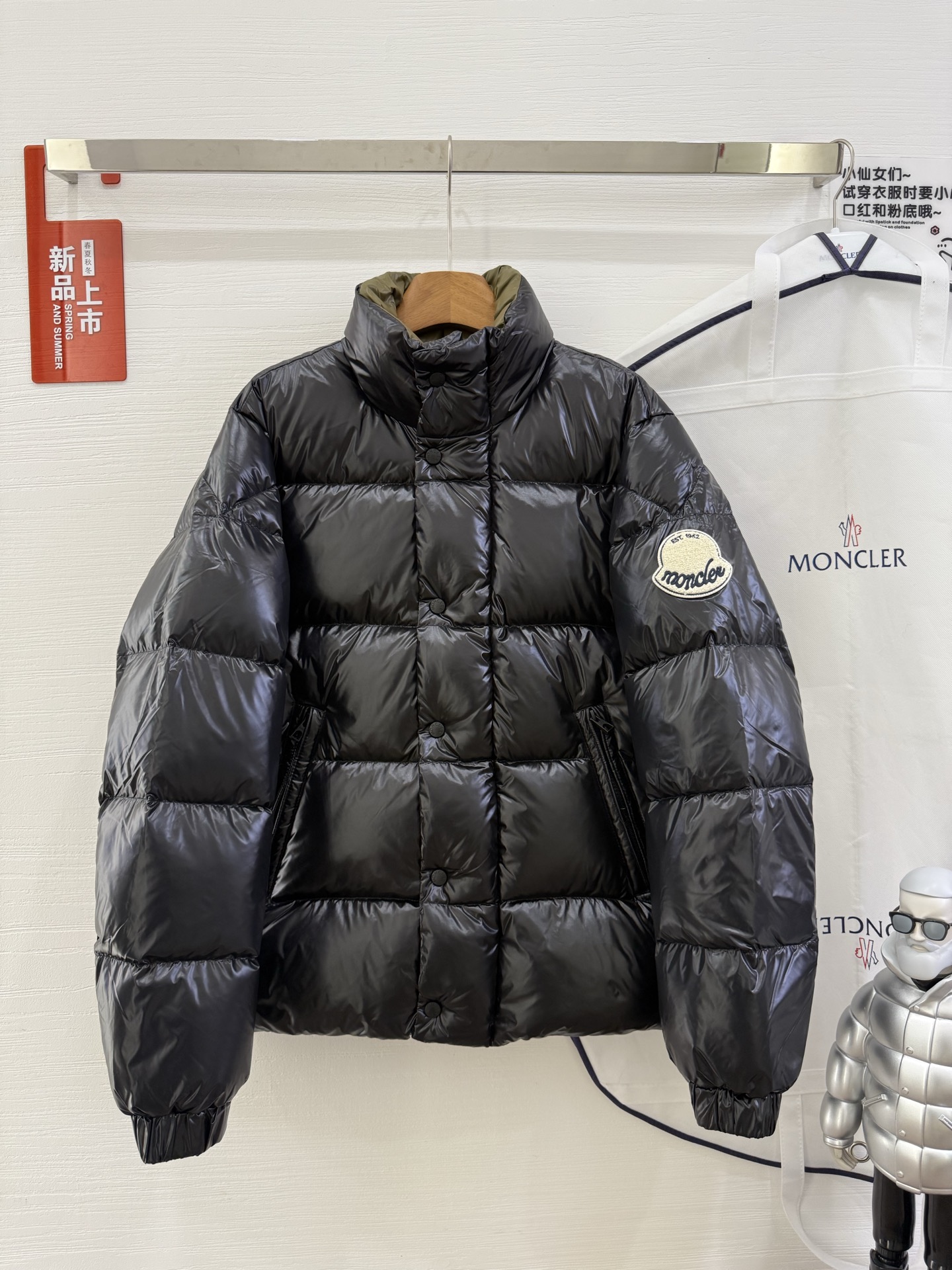 NO:535969,With dust bag Moncler Mengke Lai New Product Tripiti men's short down jacket jacket, Tripiti down jacket is made of functional glossy nylon fabric, comfortable and warm without showing heavyness. Chenille logo patch highlights the essence of the brand. Model size 12345 Color black white, Moncler, jackets & coats, jackets & coats, down jacket, alexander wang19860909配防尘袋 Moncler盟可睐 新品 Tripiti男士短款羽绒夹克外套,Tripiti羽绒夹克采用功能性亮面尼龙面料制成,舒适保暖而不显厚重.雪尼尔标识贴片彰显品牌精髓. 款号大标 尺码12345 颜色黑色 白色,,Moncler,jackets & coats,jackets & coats,down jacket,alexander wang,Women's clothing
