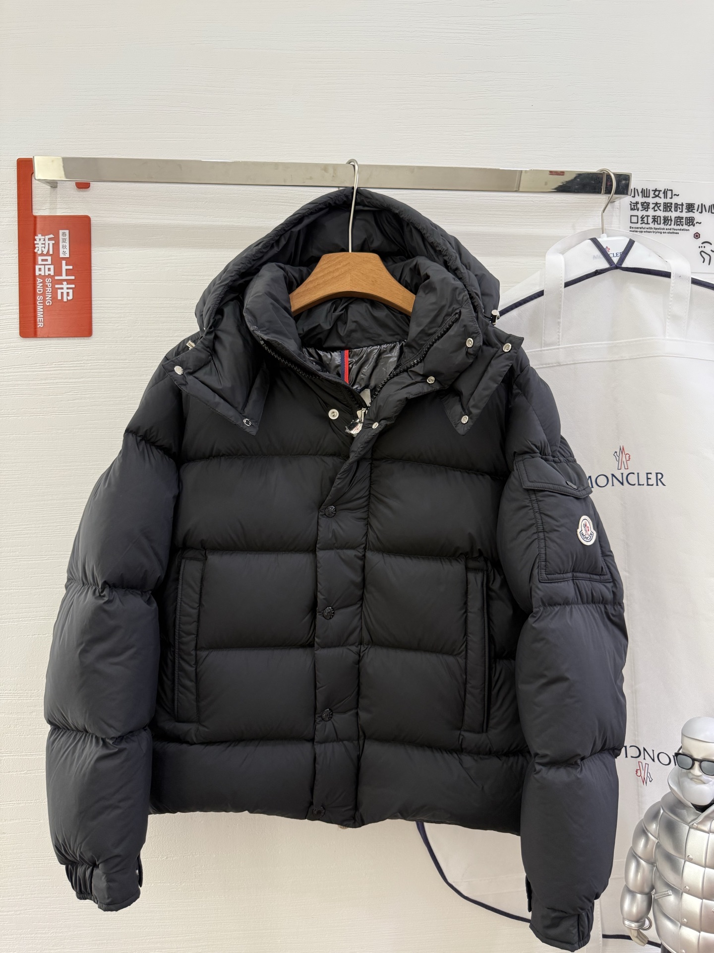 NO:534911,With dust bag｜Mengkelai, matte short Maya/short down jacket Description This short Parker down is made of longue Saion fabric, and the clothing is full of functional details to ensure warm care. It has a removable hood, zipper pocket, adjustable cuffs and snap-button zipper flip closure placket. The sleeves embellish the trademark. It adds a unique atmosphere to the overall shape while significantly improving the protection performance. Material process analysis 1 Original Nfc induction anti-counterfeiting chip 2 National standard 90 pure white duck down, exclusive use of top-grade down on the market, never blowing velvet and other series of misunderstandings 3 Fabric: nylon; Lining: nylon, one of the top-grade on the market, everything is customized according to the original version. 4 Electroplating hardware produced by the original processing factory, all original customized, non-market replica versions 5. The same-generation factory produced by a certain Mani factory, and the quality has always been unambiguous. Everyone understands the worker's craftsmanship, QA and Qc quality inspections in large factories. It is not comparable to small factories on the market. There are almost no ones that can be done better than us at present! Make an original product carefully, so that every customer can have the confidence to introduce to his customers that this is the top replica version in China. A good product does not need too much soft article to set off. Only garbage products will boast about the original ZP. Use thousands of words to impress consumers! Size 1-5, Moncler, Moncler, down jacket, hats, alexander wang19860909配防尘袋｜盟可睐 蒙口 Vezere雾面短玛雅/短款羽绒服 描述 该款短款派克羽绒采用 longue Saion面料制成,服装满载功能性细节,确保温暖呵护.设有可拆卸风帽、拉链口袋、可调节袖口以及按扣拉链翻盖门襟.衣袖点缀商标.为整体造型增添一抹独特气息的同时防护性能显著提升. 材料工艺解析 1原版Nfc感应式防伪芯片 2国标90纯白鸭绒,市面独家使用顶级羽绒,绝不吹虚鹅绒等一系列的错误理解 3 面料: 锦纶; 里料: 锦纶 ,市面最顶级没有之一,一切遵照原版定制. 4原代加工厂出品电镀五金,全部原厂定制,非市场各类复刻版 5某玛尼同代工厂出品,在品质方面一直是不去含糊,大厂出货大家都懂工人的工艺、QA与Qc品检 不是市面小厂可比的. 蒙口羽绒服,不吹嘘,目前能比我们做的更好的几乎没有！ 用心做一件原版产品,让每一位客户有底气去给他的客户介绍说这个是国内最顶级复刻版本. 好的产品不需要过多软文去衬托, 只有垃圾产品才会吹嘘原单ZP 用洒洒洋洋几千字来打动消费者！ 尺码1-5,,Moncler,Moncler,down jacket,hats,alexander wang,Women's clothing