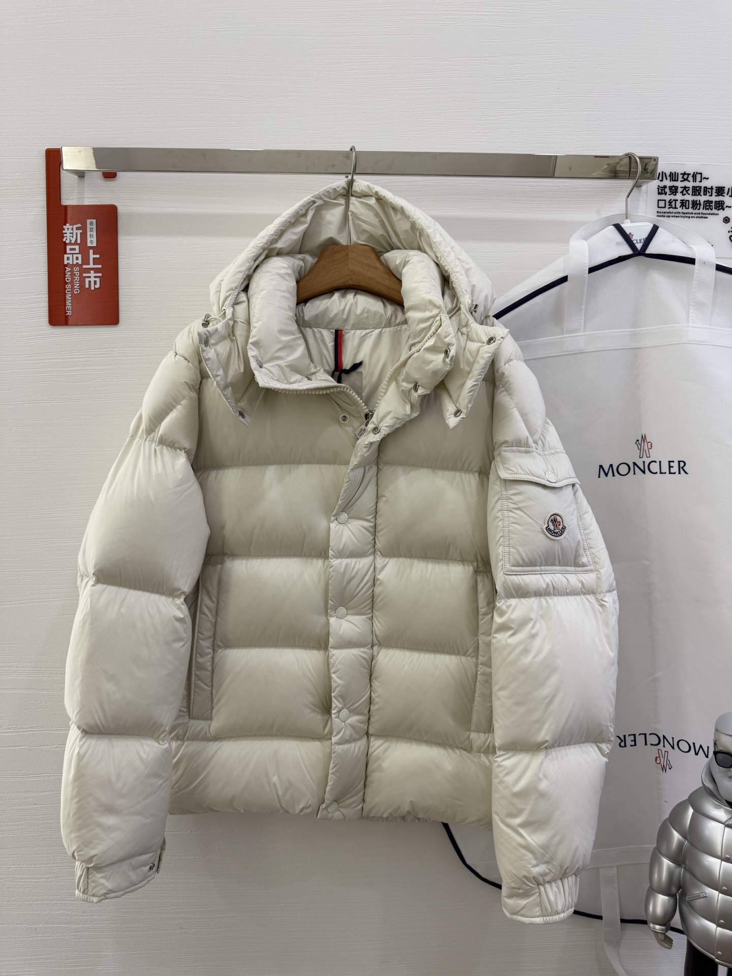 NO:534902,With dust bag｜Mengkelai, matte short Maya/short down jacket Description This short Parker down is made of longue Saion fabric, and the clothing is full of functional details to ensure warm care. It has a removable hood, zipper pocket, adjustable cuffs and snap-button zipper flip closure placket. The sleeves embellish the trademark. It adds a unique atmosphere to the overall shape while significantly improving the protection performance. Material process analysis 1 Original Nfc induction anti-counterfeiting chip 2 National standard 90 pure white duck down, exclusive use of top-grade down on the market, never blowing velvet and other series of misunderstandings 3 Fabric: nylon; Lining: nylon, one of the top-grade on the market, everything is customized according to the original version. 4 Electroplating hardware produced by the original processing factory, all original customized, non-market replica versions 5. The same-generation factory produced by a certain Mani factory, and the quality has always been unambiguous. Everyone understands the worker's craftsmanship, QA and Qc quality inspections in large factories. It is not comparable to small factories on the market. There are almost no ones that can be done better than us at present! Make an original product carefully, so that every customer can have the confidence to introduce to his customers that this is the top replica version in China. A good product does not need too much soft article to set off. Only garbage products will boast about the original ZP. Use thousands of words to impress consumers! Size 1-5, Moncler, Moncler, down jacket, hats, alexander wang19860909配防尘袋｜盟可睐 蒙口 Vezere雾面短玛雅/短款羽绒服 描述 该款短款派克羽绒采用 longue Saion面料制成,服装满载功能性细节,确保温暖呵护.设有可拆卸风帽、拉链口袋、可调节袖口以及按扣拉链翻盖门襟.衣袖点缀商标.为整体造型增添一抹独特气息的同时防护性能显著提升. 材料工艺解析 1原版Nfc感应式防伪芯片 2国标90纯白鸭绒,市面独家使用顶级羽绒,绝不吹虚鹅绒等一系列的错误理解 3 面料: 锦纶; 里料: 锦纶 ,市面最顶级没有之一,一切遵照原版定制. 4原代加工厂出品电镀五金,全部原厂定制,非市场各类复刻版 5某玛尼同代工厂出品,在品质方面一直是不去含糊,大厂出货大家都懂工人的工艺、QA与Qc品检 不是市面小厂可比的. 蒙口羽绒服,不吹嘘,目前能比我们做的更好的几乎没有！ 用心做一件原版产品,让每一位客户有底气去给他的客户介绍说这个是国内最顶级复刻版本. 好的产品不需要过多软文去衬托, 只有垃圾产品才会吹嘘原单ZP 用洒洒洋洋几千字来打动消费者！ 尺码1-5,,Moncler,Moncler,down jacket,hats,alexander wang,Women's clothing