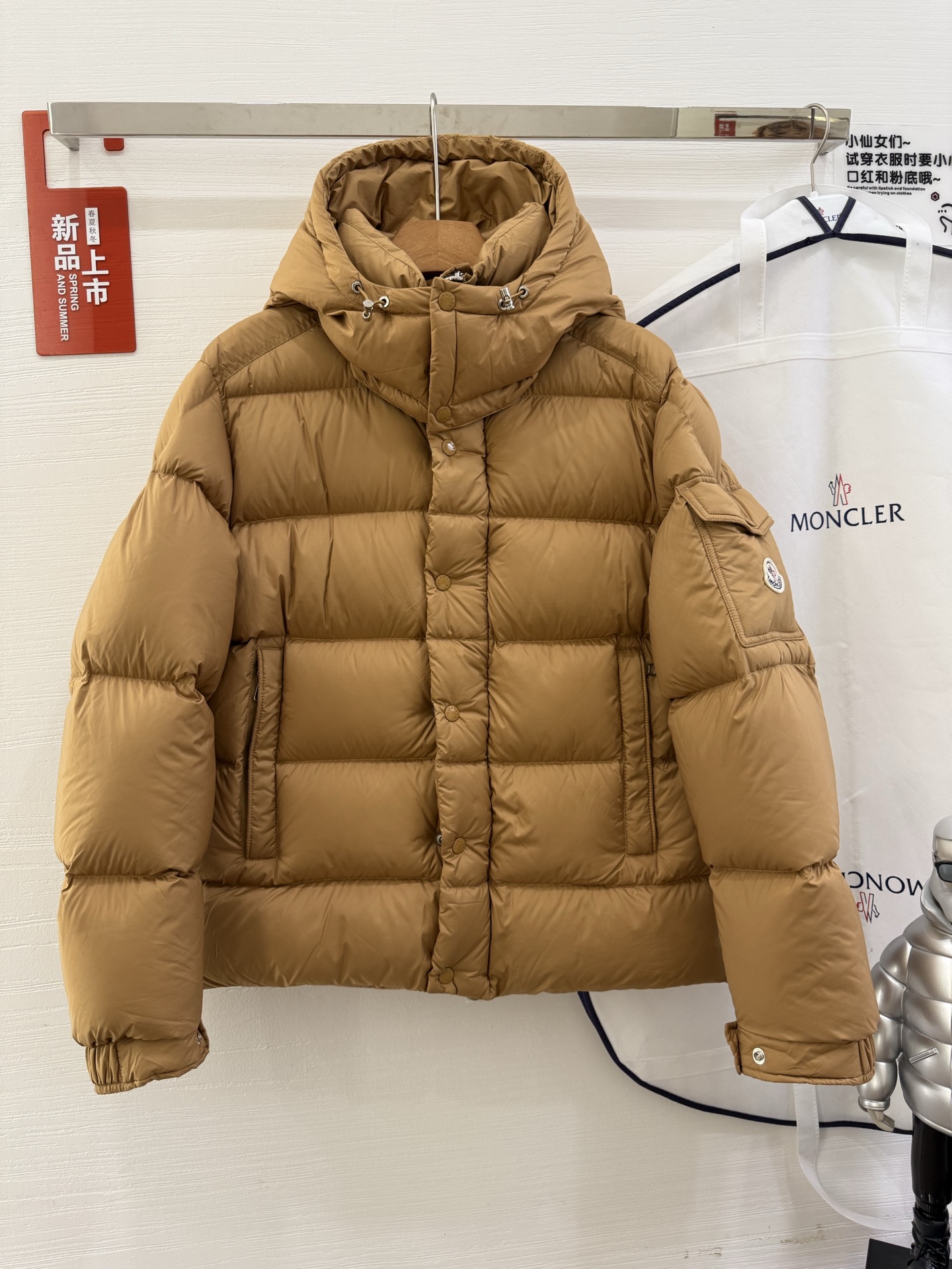 NO:534935,With dust bag｜Mengkelai, matte short Maya/short down jacket Description This short Parker down is made of longue Saion fabric, and the clothing is full of functional details to ensure warm care. It has a removable hood, zipper pocket, adjustable cuffs and snap-button zipper flip closure placket. The sleeves embellish the trademark. It adds a unique atmosphere to the overall shape while significantly improving the protection performance. Material process analysis 1 Original Nfc induction anti-counterfeiting chip 2 National standard 90 pure white duck down, exclusive use of top-grade down on the market, never blowing velvet and other series of misunderstandings 3 Fabric: nylon; Lining: nylon, one of the top-grade on the market, everything is customized according to the original version. 4 Electroplating hardware produced by the original processing factory, all original customized, non-market replica versions 5. The same-generation factory produced by a certain Mani factory, and the quality has always been unambiguous. Everyone understands the worker's craftsmanship, QA and Qc quality inspections in large factories. It is not comparable to small factories on the market. There are almost no ones that can be done better than us at present! Make an original product carefully, so that every customer can have the confidence to introduce to his customers that this is the top replica version in China. A good product does not need too much soft article to set off. Only garbage products will boast about the original ZP. Use thousands of words to impress consumers! Size 1-5, Moncler, Moncler, down jacket, hats, alexander wang19860909配防尘袋｜盟可睐 蒙口 Vezere雾面短玛雅/短款羽绒服 描述 该款短款派克羽绒采用 longue Saion面料制成,服装满载功能性细节,确保温暖呵护.设有可拆卸风帽、拉链口袋、可调节袖口以及按扣拉链翻盖门襟.衣袖点缀商标.为整体造型增添一抹独特气息的同时防护性能显著提升. 材料工艺解析 1原版Nfc感应式防伪芯片 2国标90纯白鸭绒,市面独家使用顶级羽绒,绝不吹虚鹅绒等一系列的错误理解 3 面料: 锦纶; 里料: 锦纶 ,市面最顶级没有之一,一切遵照原版定制. 4原代加工厂出品电镀五金,全部原厂定制,非市场各类复刻版 5某玛尼同代工厂出品,在品质方面一直是不去含糊,大厂出货大家都懂工人的工艺、QA与Qc品检 不是市面小厂可比的. 蒙口羽绒服,不吹嘘,目前能比我们做的更好的几乎没有！ 用心做一件原版产品,让每一位客户有底气去给他的客户介绍说这个是国内最顶级复刻版本. 好的产品不需要过多软文去衬托, 只有垃圾产品才会吹嘘原单ZP 用洒洒洋洋几千字来打动消费者！ 尺码1-5,,Moncler,Moncler,down jacket,hats,alexander wang,Women's clothing