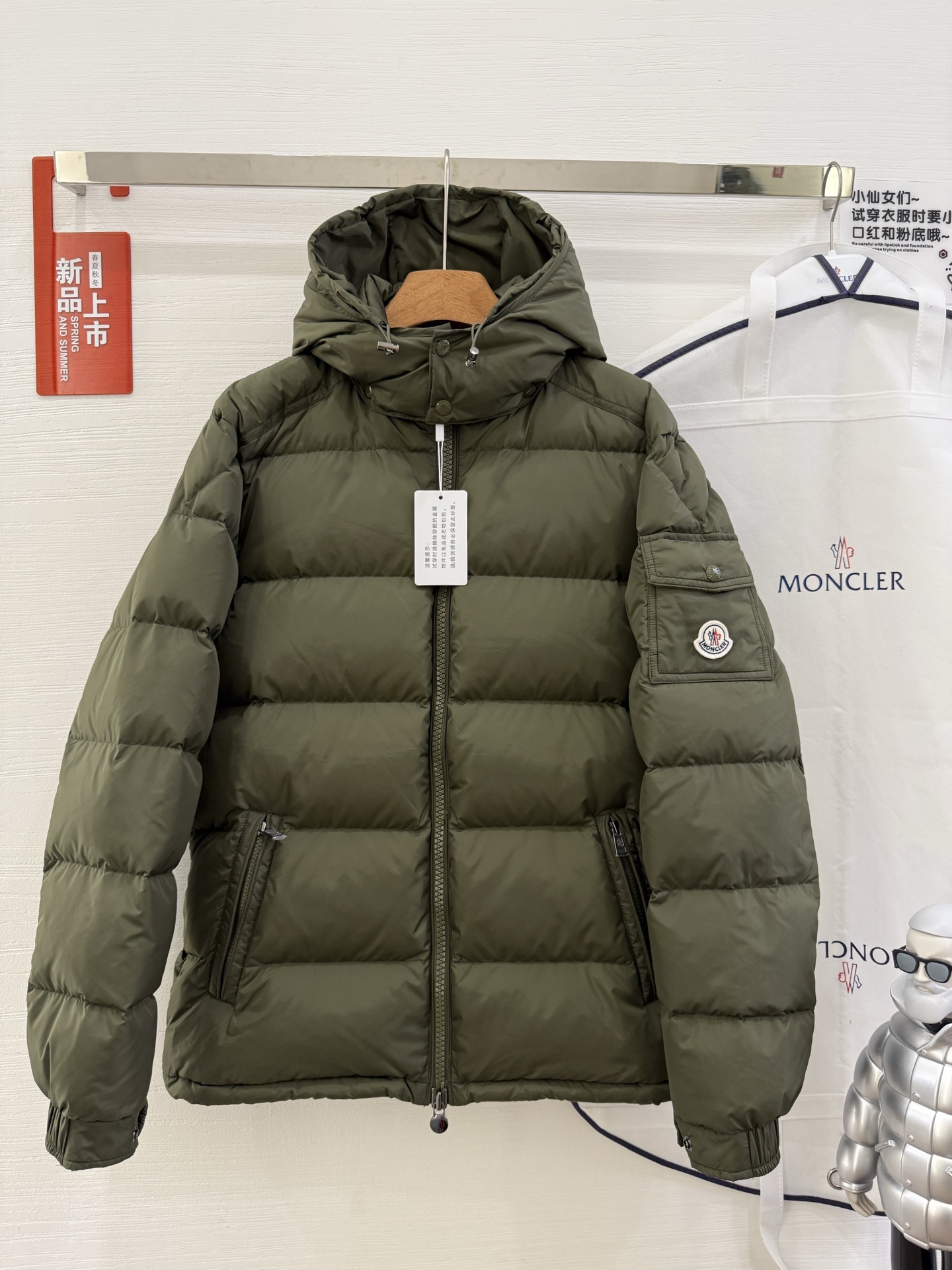 NO:548435,With dust bag 24Moncler Mengke Lai New early autumn Moncler Maya men's hooded short down jacket jacket, m men's down jacket is made of soft nylon fabric, paired with iconic square quilting, highlighting the essence of Moncler's brand. This short down jacket has a sharp silhouette, with a removable hood and adjustable hem, and the classic design is suitable for all seasons and trends. The sleeves embellish the classic patch pockets to interpret the brand's signature style. Bang black military green size 12345, Moncler, jackets & coats, jackets & coats, down jacket, hats, alexander wang19860909配防尘袋 24Moncler盟可睐 早秋新品 Moncler Maya男士连帽短款羽绒夹克外套,m男士羽绒夹克采用柔软的尼龙面料制成,搭配标志性方格块绗缝,彰显Moncler的品牌精髓.此短款羽绒夹克演绎鲜明廓形,配有可拆卸兜帽和可调节下摆,经典设计适合各种季节和潮流.衣袖点缀经典贴袋,演绎品牌标志性风格. 杨色黑色 军绿 尺码12345,,Moncler,jackets & coats,jackets & coats,down jacket,hats,alexander wang,Women's clothing