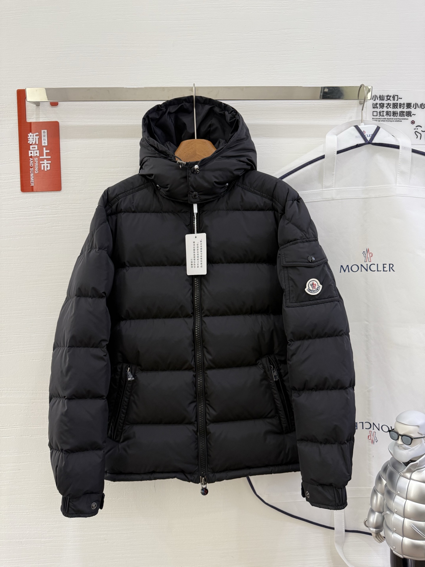 NO:548447,With dust bag 24Moncler Mengke Lai New early autumn Moncler Maya men's hooded short down jacket jacket, m men's down jacket is made of soft nylon fabric, paired with iconic square quilting, highlighting the essence of Moncler's brand. This short down jacket has a sharp silhouette, with a removable hood and adjustable hem, and the classic design is suitable for all seasons and trends. The sleeves embellish the classic patch pockets to interpret the brand's signature style. Bang black military green size 12345, Moncler, jackets & coats, jackets & coats, down jacket, hats, alexander wang19860909配防尘袋 24Moncler盟可睐 早秋新品 Moncler Maya男士连帽短款羽绒夹克外套,m男士羽绒夹克采用柔软的尼龙面料制成,搭配标志性方格块绗缝,彰显Moncler的品牌精髓.此短款羽绒夹克演绎鲜明廓形,配有可拆卸兜帽和可调节下摆,经典设计适合各种季节和潮流.衣袖点缀经典贴袋,演绎品牌标志性风格. 杨色黑色 军绿 尺码12345,,Moncler,jackets & coats,jackets & coats,down jacket,hats,alexander wang,Women's clothing