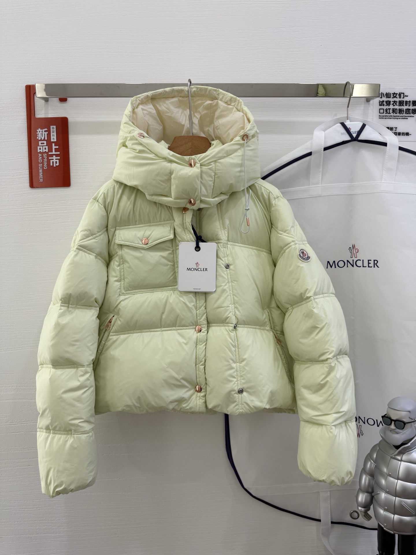 NO:534924,With dust bag 25-year new Erea square quilted hooded short down jacket jacket Erea down jacket cleverly uses shape and texture to show the modern style. Short design, made of functional super laqué nylon fabric with glossy finish. This hooded warm item is paired with double snap buckle closures to interpret asymmetrical shapes. The body and sleeves are decorated with different sizes of quilts to highlight the geometric atmosphere. Material: Fabric: nylon; Lining: nylon; Hood lining: nylon; Filling: Goosevelt velvet content: 90; Decoration; Color: Black off-white green · Made of super laqué fabric · Nylon lining · Filling down Removable and adjustable hood · Zipper and snap closure · Zipper pocket · Snap buckles at the chest pocket · Drawstring hem, Jackets  & coats,jackets & coats,down jacket,hats,alexander wang19860909配防尘袋25年新款Erea方形绗缝连帽短款羽绒夹克外套羽绒服 Erea羽绒夹克巧妙运用造型和纹理,尽展现代风格.短款设计,采用功能性super laqué尼龙面料制成,具有光泽饰面.这款连帽保暖单品搭配双按扣开合,演绎不对称造型.衣身和衣袖饰有不同尺寸的绗缝,彰显几何气息. 材质:面料:锦纶;里料:锦纶;兜帽里料: 锦纶;填充物:鹅绒绒子含量:90;装饰除外; 颜色:黑色 米白色 绿色 ·采用super laqué面料制成· 尼龙衬里·填充羽绒 可拆卸可调节兜帽 ·拉链和按扣开合 ·拉链口袋 ·胸部口袋设有按扣 ·抽绳下摆,,jackets & coats,jackets & coats,down jacket,hats,alexander wang,Women's clothing