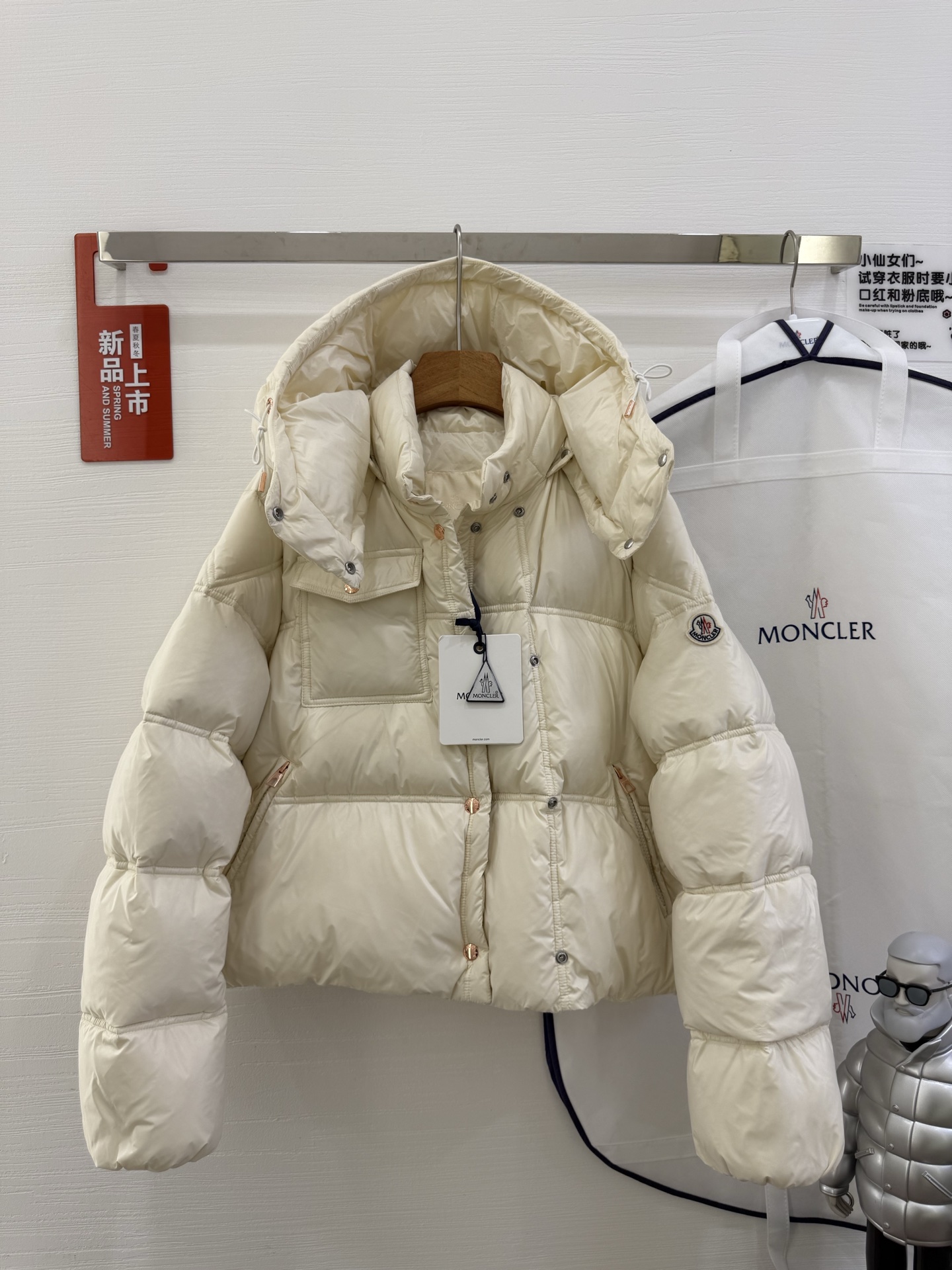 NO:534915,With dust bag 25-year new Erea square quilted hooded short down jacket jacket Erea down jacket cleverly uses shape and texture to show the modern style. Short design, made of functional super laqué nylon fabric with glossy finish. This hooded warm item is paired with double snap buckle closures to interpret asymmetrical shapes. The body and sleeves are decorated with different sizes of quilts to highlight the geometric atmosphere. Material: Fabric: nylon; Lining: nylon; Hood lining: nylon; Filling: Goosevelt velvet content: 90; Decoration; Color: Black off-white green · Made of super laqué fabric · Nylon lining · Filling down Removable and adjustable hood · Zipper and snap closure · Zipper pocket · Snap buckles at the chest pocket · Drawstring hem, Jackets  & coats,jackets & coats,down jacket,hats,alexander wang19860909配防尘袋25年新款Erea方形绗缝连帽短款羽绒夹克外套羽绒服 Erea羽绒夹克巧妙运用造型和纹理,尽展现代风格.短款设计,采用功能性super laqué尼龙面料制成,具有光泽饰面.这款连帽保暖单品搭配双按扣开合,演绎不对称造型.衣身和衣袖饰有不同尺寸的绗缝,彰显几何气息. 材质:面料:锦纶;里料:锦纶;兜帽里料: 锦纶;填充物:鹅绒绒子含量:90;装饰除外; 颜色:黑色 米白色 绿色 ·采用super laqué面料制成· 尼龙衬里·填充羽绒 可拆卸可调节兜帽 ·拉链和按扣开合 ·拉链口袋 ·胸部口袋设有按扣 ·抽绳下摆,,jackets & coats,jackets & coats,down jacket,hats,alexander wang,Women's clothing