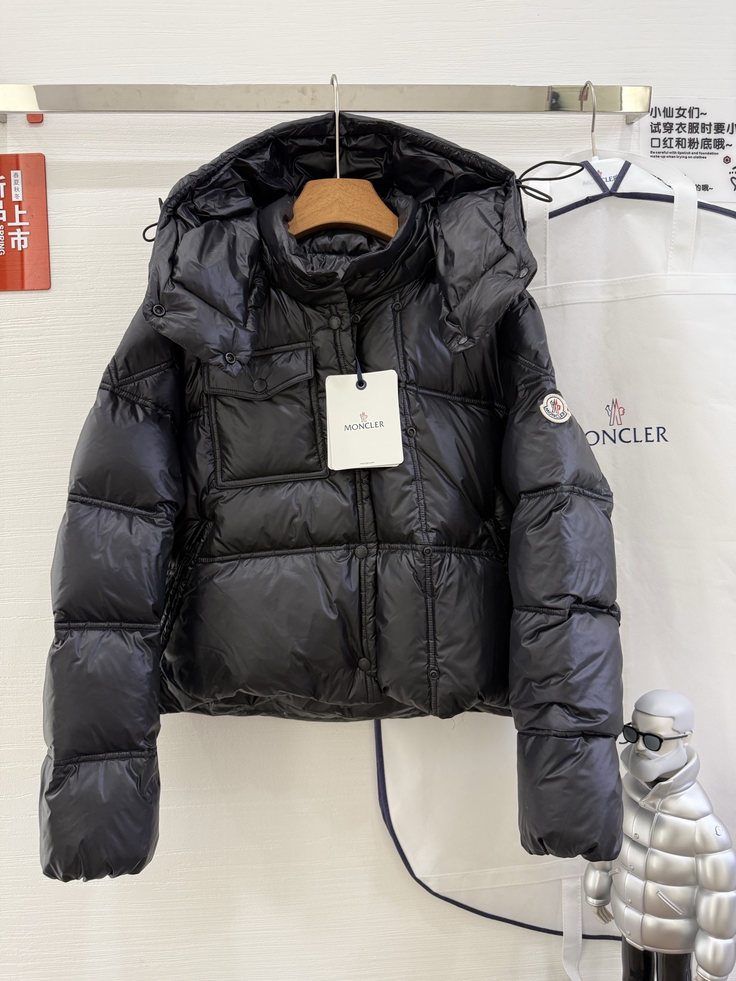 NO:534905,With dust bag 25-year new Erea square quilted hooded short down jacket jacket Erea down jacket cleverly uses shape and texture to show the modern style. Short design, made of functional super laqué nylon fabric with glossy finish. This hooded warm item is paired with double snap buckle closures to interpret asymmetrical shapes. The body and sleeves are decorated with different sizes of quilts to highlight the geometric atmosphere. Material: Fabric: nylon; Lining: nylon; Hood lining: nylon; Filling: Goosevelt velvet content: 90; Decoration; Color: Black off-white green · Made of super laqué fabric · Nylon lining · Filling down Removable and adjustable hood · Zipper and snap closure · Zipper pocket · Snap buckles at the chest pocket · Drawstring hem, Jackets  & coats,jackets & coats,down jacket,hats,alexander wang19860909配防尘袋25年新款Erea方形绗缝连帽短款羽绒夹克外套羽绒服 Erea羽绒夹克巧妙运用造型和纹理,尽展现代风格.短款设计,采用功能性super laqué尼龙面料制成,具有光泽饰面.这款连帽保暖单品搭配双按扣开合,演绎不对称造型.衣身和衣袖饰有不同尺寸的绗缝,彰显几何气息. 材质:面料:锦纶;里料:锦纶;兜帽里料: 锦纶;填充物:鹅绒绒子含量:90;装饰除外; 颜色:黑色 米白色 绿色 ·采用super laqué面料制成· 尼龙衬里·填充羽绒 可拆卸可调节兜帽 ·拉链和按扣开合 ·拉链口袋 ·胸部口袋设有按扣 ·抽绳下摆,,jackets & coats,jackets & coats,down jacket,hats,alexander wang,Women's clothing