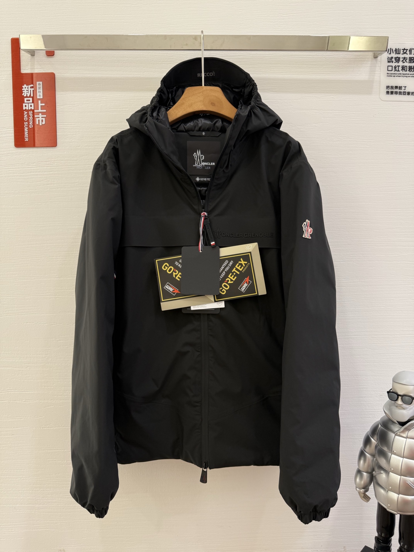 NO:548473,With dust bag 25 Autumn and Winter Moncler Grenoble Men's Hooded Ski Jacket Size 1/2/3/4/5 As part of the Moncler Grenoble Men's Collection, this Shipton Hooded Down Jacket Combines premium style with technical performance This Shipton Jacket is designed for those who focus on performance and aesthetics, and is made of 3L GORE-TEX fabric, which is durable, waterproof and windproof while maintaining excellent breathability. This practical jacket comes with a hood and waterproof zipper designed for outdoor activities Made of 3L GORE-TEX plain fabric Heat seal seams Adjustable hood with visor YKK AquaGuard High Waterproof Bidirectional Zipper Closure Beveled RECCO  Reflector Adjustable cuffs Drawstring hem Logo details Ingredients Base fabric Polyamide/nylon, Moncler, jackets & coats, down jacket,hats,alexander wang19860909配防尘袋25秋冬Moncler Grenoble 盟可睐 男士 连帽滑雪夹克 尺码1/2/3/4/5 作为 Moncler Grenoble 男士系列的一部分,这款 Shipton 连帽羽绒服夹克将高级风格与技术性能融为一体 这款 Shipton 夹克专为注重性能和审美的人士而设计,采用 3L GORE-TEX 面料制成,这种面料经久耐用,防水防风,同时保持出色的透气性.这款实用夹克配有兜帽和防水拉链 专为户外活动而设计 采用 3L GORE-TEX 平纹面料制成 热封接缝 带遮阳板的可调节兜帽 YKK AquaGuard 高防水双向拉链开合 斜切 RECCO 反射器 可调节袖口 抽绳下摆 徽标详细信息 成分 底布 聚酰胺/尼龙,,Moncler,jackets & coats,down jacket,hats,alexander wang,Women's clothing