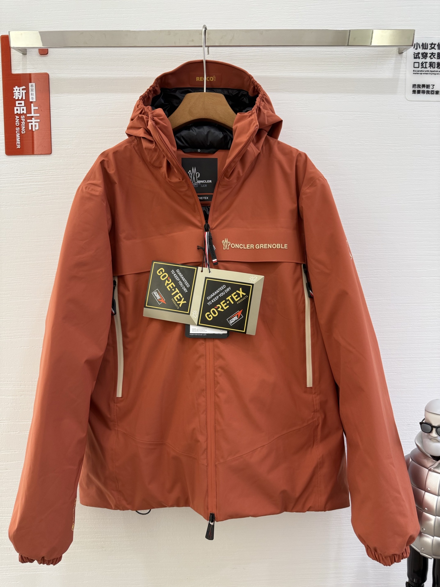 NO:548463,With dust bag 25 Autumn and Winter Moncler Grenoble Men's Hooded Ski Jacket Size 1/2/3/4/5 As part of the Moncler Grenoble Men's Collection, this Shipton Hooded Down Jacket Combines premium style with technical performance This Shipton Jacket is designed for those who focus on performance and aesthetics, and is made of 3L GORE-TEX fabric, which is durable, waterproof and windproof while maintaining excellent breathability. This practical jacket comes with a hood and waterproof zipper designed for outdoor activities Made of 3L GORE-TEX plain fabric Heat seal seams Adjustable hood with visor YKK AquaGuard High Waterproof Bidirectional Zipper Closure Beveled RECCO  Reflector Adjustable cuffs Drawstring hem Logo details Ingredients Base fabric Polyamide/nylon, Moncler, jackets & coats, down jacket,hats,alexander wang19860909配防尘袋25秋冬Moncler Grenoble 盟可睐 男士 连帽滑雪夹克 尺码1/2/3/4/5 作为 Moncler Grenoble 男士系列的一部分,这款 Shipton 连帽羽绒服夹克将高级风格与技术性能融为一体 这款 Shipton 夹克专为注重性能和审美的人士而设计,采用 3L GORE-TEX 面料制成,这种面料经久耐用,防水防风,同时保持出色的透气性.这款实用夹克配有兜帽和防水拉链 专为户外活动而设计 采用 3L GORE-TEX 平纹面料制成 热封接缝 带遮阳板的可调节兜帽 YKK AquaGuard 高防水双向拉链开合 斜切 RECCO 反射器 可调节袖口 抽绳下摆 徽标详细信息 成分 底布 聚酰胺/尼龙,,Moncler,jackets & coats,down jacket,hats,alexander wang,Women's clothing