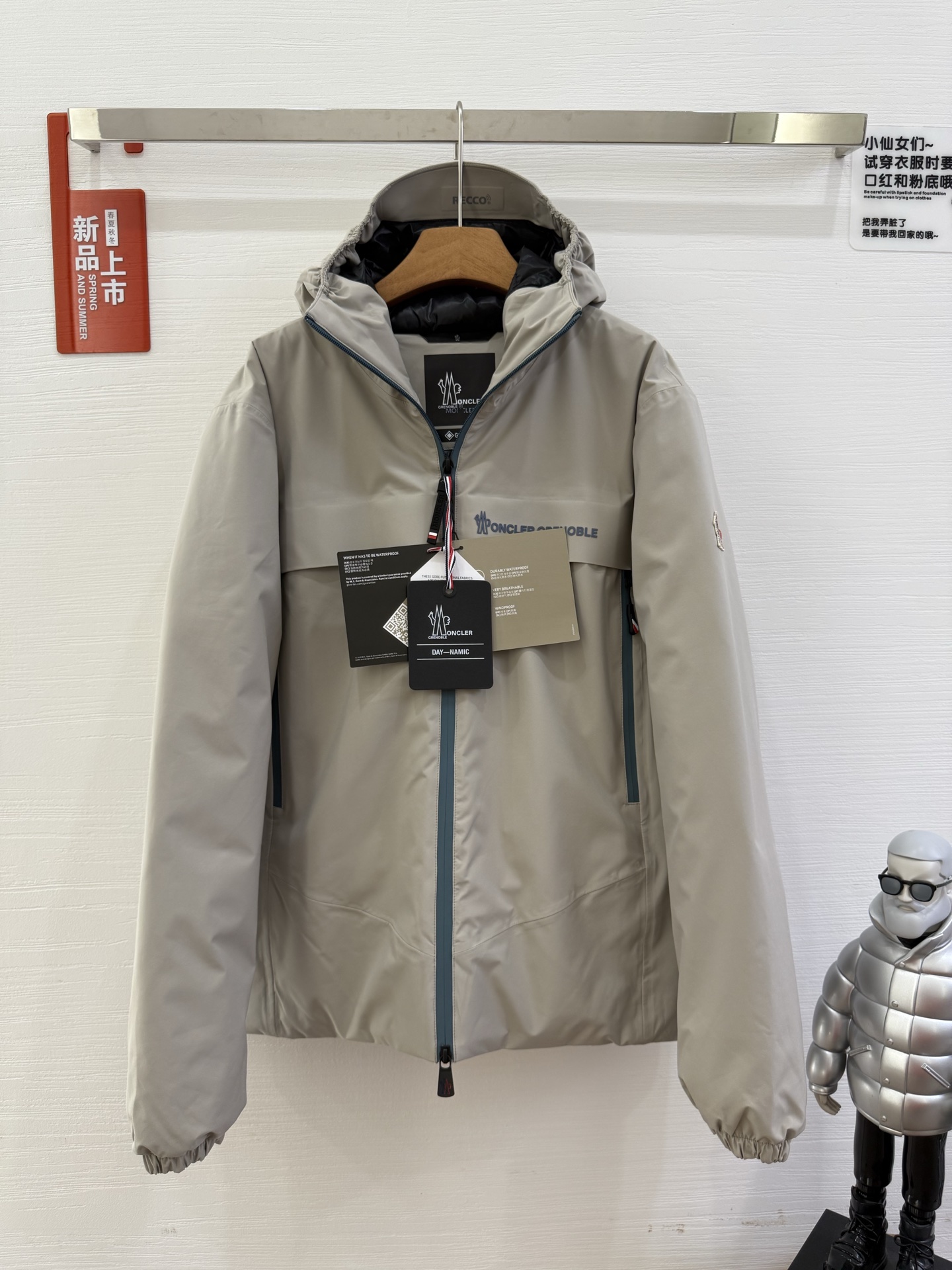 NO:548453,With dust bag 25 Autumn and Winter Moncler Grenoble Men's Hooded Ski Jacket Size 1/2/3/4/5 As part of the Moncler Grenoble Men's Collection, this Shipton Hooded Down Jacket Combines premium style with technical performance This Shipton Jacket is designed for those who focus on performance and aesthetics, and is made of 3L GORE-TEX fabric, which is durable, waterproof and windproof while maintaining excellent breathability. This practical jacket comes with a hood and waterproof zipper designed for outdoor activities Made of 3L GORE-TEX plain fabric Heat seal seams Adjustable hood with sun visor YKK AquaGuard High Waterproof Bidirectional Zipper Closure Beveled RECCO  Reflector Adjustable cuffs Drawstring hem Logo details Ingredients Base fabric Polyamide/nylon, Moncler, jackets & coats, down jacket,hats,alexander wang19860909配防尘袋25秋冬Moncler Grenoble 盟可睐 男士 连帽滑雪夹克 尺码1/2/3/4/5 作为 Moncler Grenoble 男士系列的一部分,这款 Shipton 连帽羽绒服夹克将高级风格与技术性能融为一体 这款 Shipton 夹克专为注重性能和审美的人士而设计,采用 3L GORE-TEX 面料制成,这种面料经久耐用,防水防风,同时保持出色的透气性.这款实用夹克配有兜帽和防水拉链 专为户外活动而设计 采用 3L GORE-TEX 平纹面料制成 热封接缝 带遮阳板的可调节兜帽 YKK AquaGuard 高防水双向拉链开合 斜切 RECCO 反射器 可调节袖口 抽绳下摆 徽标详细信息 成分 底布 聚酰胺/尼龙,,Moncler,jackets & coats,down jacket,hats,alexander wang,Women's clothing