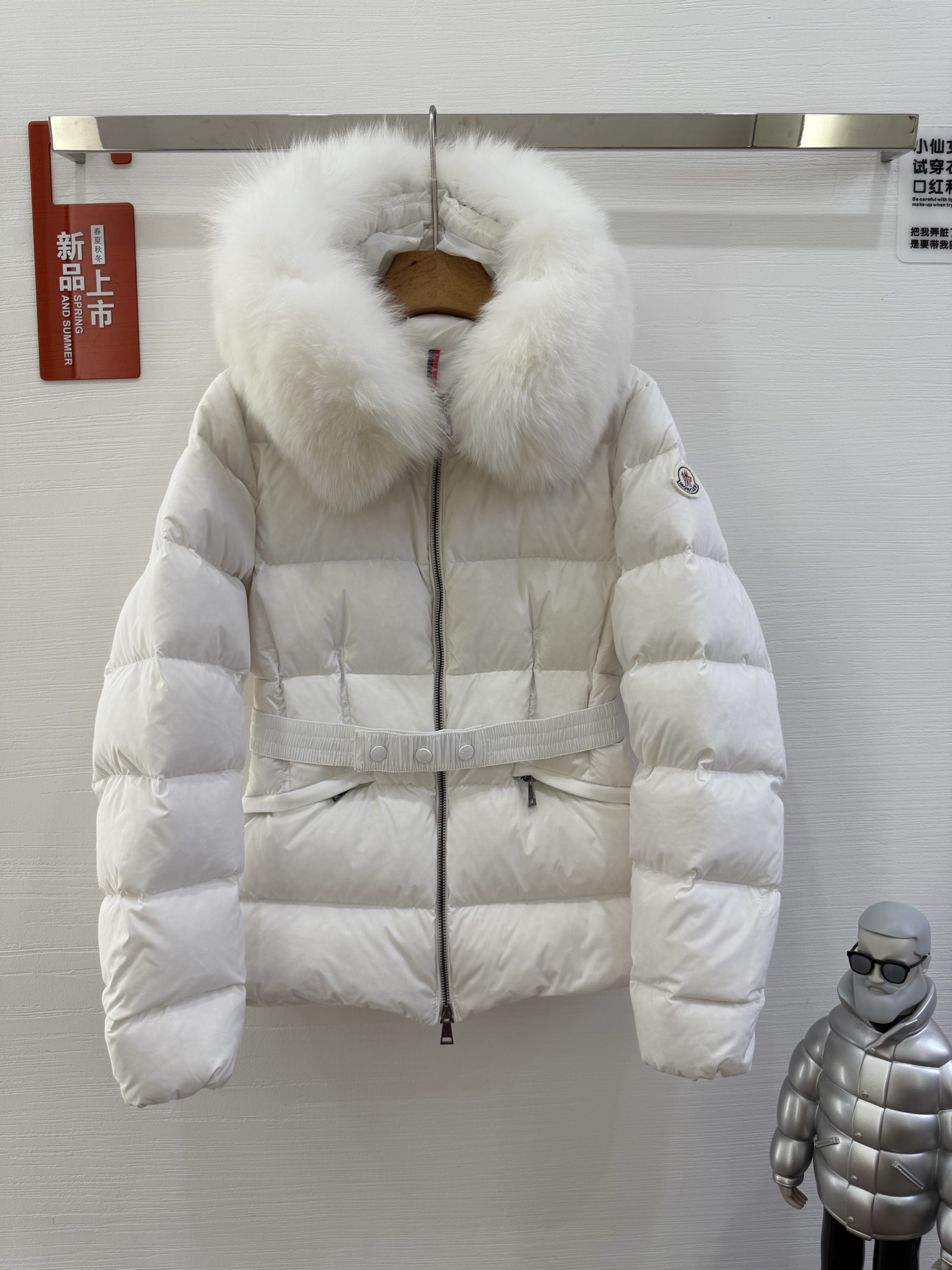 NO:549096,With dust bag white white hair (top version) MON&LER BOED series real photos Color White Green Black Number of 1-2-3-4 Fur collar red fox fur/natural hair New autumn and winter cover-mouth hooded belt fur collar waist-hugging down jacket, slim tailoring highlights the temperament of this down without fluffy and bloated feeling, light and crisp This good product is hard-earned, every detail is worth your long time to explore, and this one is not picky at all, Moncler, down jacket, hats, alexander wang19860909配防尘袋白色白毛（顶级版） MON&LER BOED系列实拍图 颜色 白色 绿色 黑色 码数1-2-3-4 毛领红狐狸毛/本色毛 秋冬新款蒙口连帽配腰带毛领收腰款羽绒服,修身剪裁凸显这款羽绒的气质 毫无蓬松臃肿感更显,轻盈利落 这样的好货来之不易,每一个细节都值得你花上很长时间去探索,而且这款完全不挑人,,Moncler,down jacket,hats,alexander wang,Women's clothing