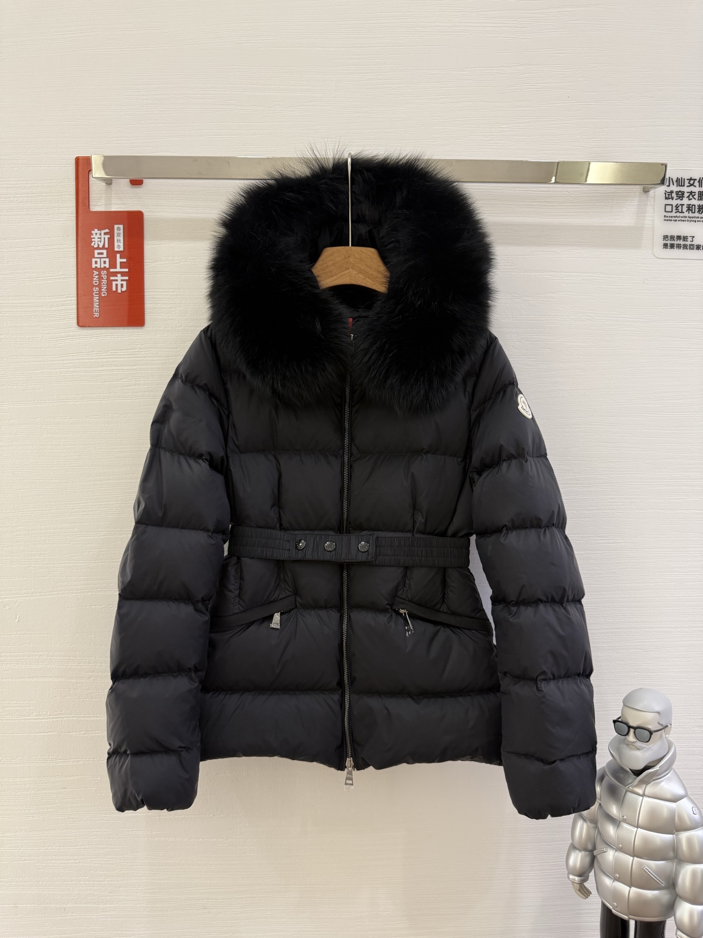 NO:549071,With dust bag black black hair (top version) MON&LER BOED series real photos Color White Green Black Number of 1-2-3-4 Fur collar red fox fur/natural hair New autumn and winter cover-mouth hooded belt fur collar waist-hugging down jacket, slim tailoring highlights the temperament of this down without fluffy and bloated feeling, light and crisp. This good product is hard-earned, every detail is worth your time to explore, and this one is not picky at all, Moncler, down jacket, hats, alexander wang19860909配防尘袋黑色黑毛（顶级版） MON&LER BOED系列实拍图 颜色 白色 绿色 黑色 码数1-2-3-4 毛领红狐狸毛/本色毛 秋冬新款蒙口连帽配腰带毛领收腰款羽绒服,修身剪裁凸显这款羽绒的气质 毫无蓬松臃肿感更显,轻盈利落 这样的好货来之不易,每一个细节都值得你花上很长时间去探索,而且这款完全不挑人,,Moncler,down jacket,hats,alexander wang,Women's clothing