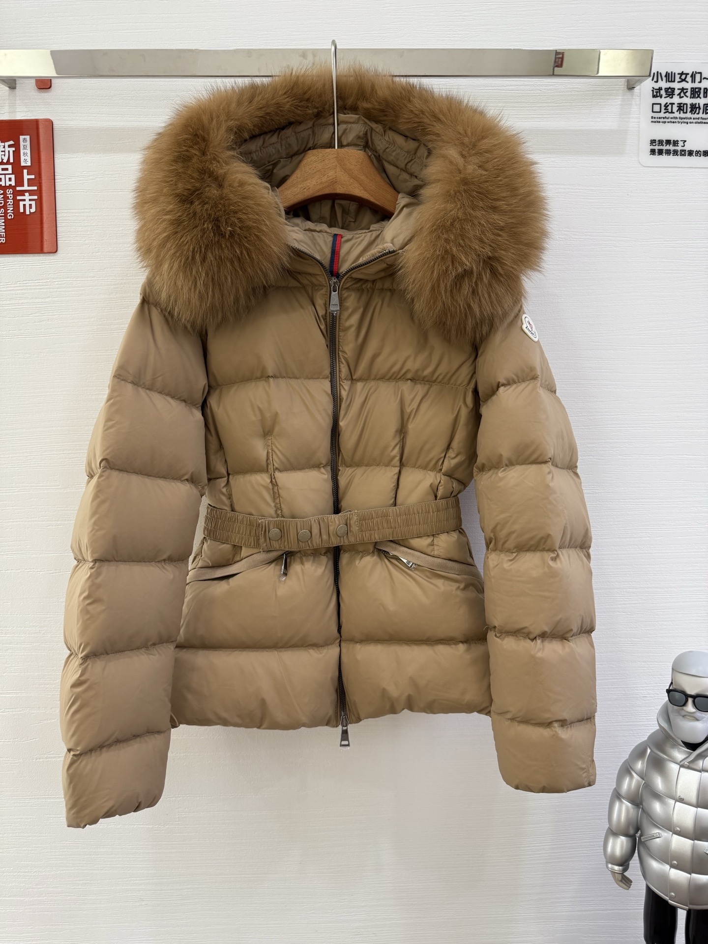 NO:549104,With dust bag, brown colored coffee hair (top version) MON&LER BOED series real photos Color White Green Black Number of 1-2-3-4 Fur collar red fox hair/natural hair New autumn and winter cover-mouth hooded belted fur collar waist-hugging down jacket, slim tailoring highlights the temperament of this down without fluffy and bloated feeling, light and crisp. This good product is hard-earned, every detail is worth your time to explore, and this one is not picky at all, Moncler, down jacket, hats, alexander wang19860909配防尘袋咖色咖毛（顶级版） MON&LER BOED系列实拍图 颜色 白色 绿色 黑色 码数1-2-3-4 毛领红狐狸毛/本色毛 秋冬新款蒙口连帽配腰带毛领收腰款羽绒服,修身剪裁凸显这款羽绒的气质 毫无蓬松臃肿感更显,轻盈利落 这样的好货来之不易,每一个细节都值得你花上很长时间去探索,而且这款完全不挑人,,Moncler,down jacket,hats,alexander wang,Women's clothing