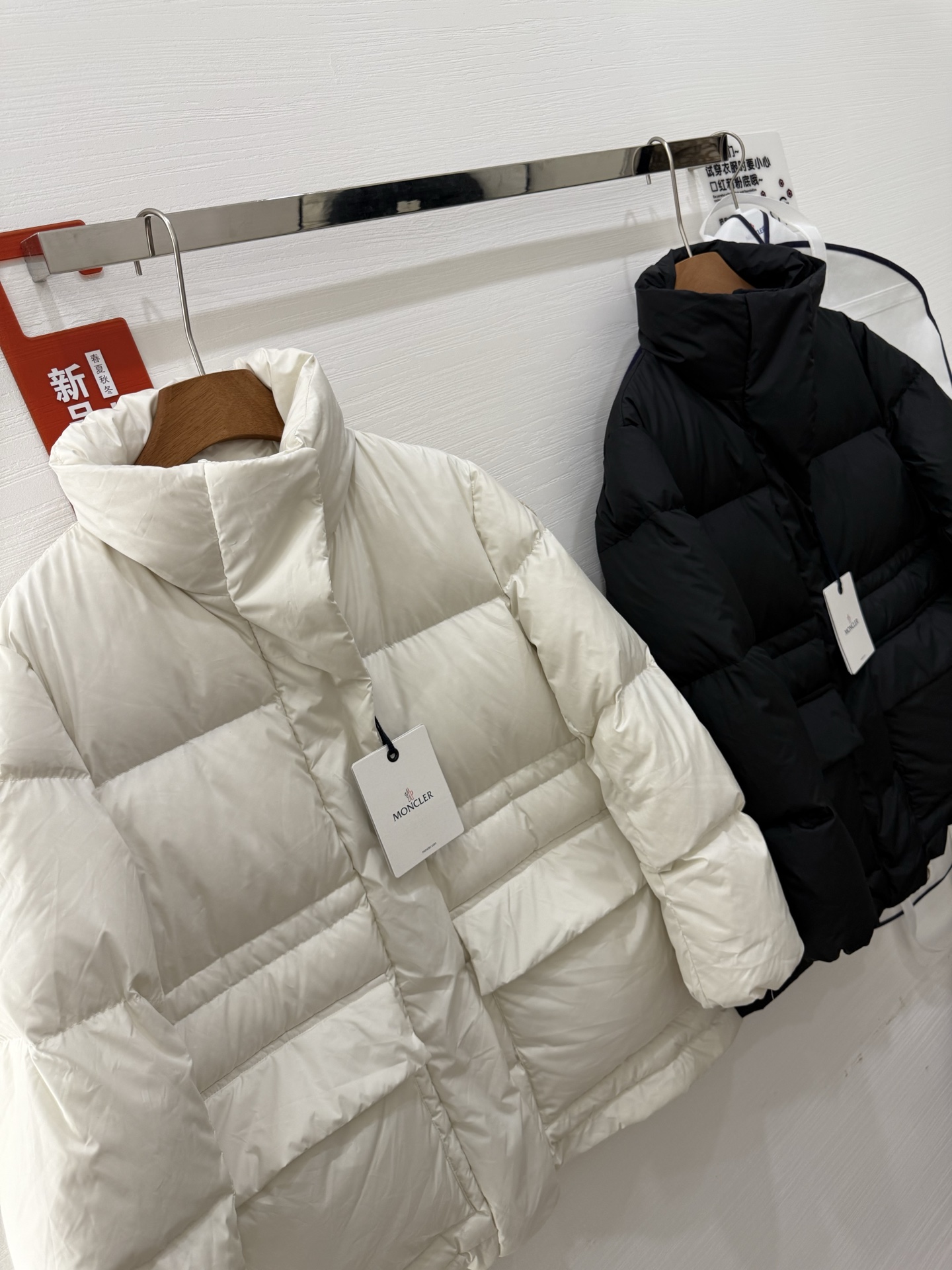 蒙口vouglans出货大口袋鹅绒服，1⃣️体感上身没有厚重感，穿起来更舒适2⃣️外观采用米白色、黑色，