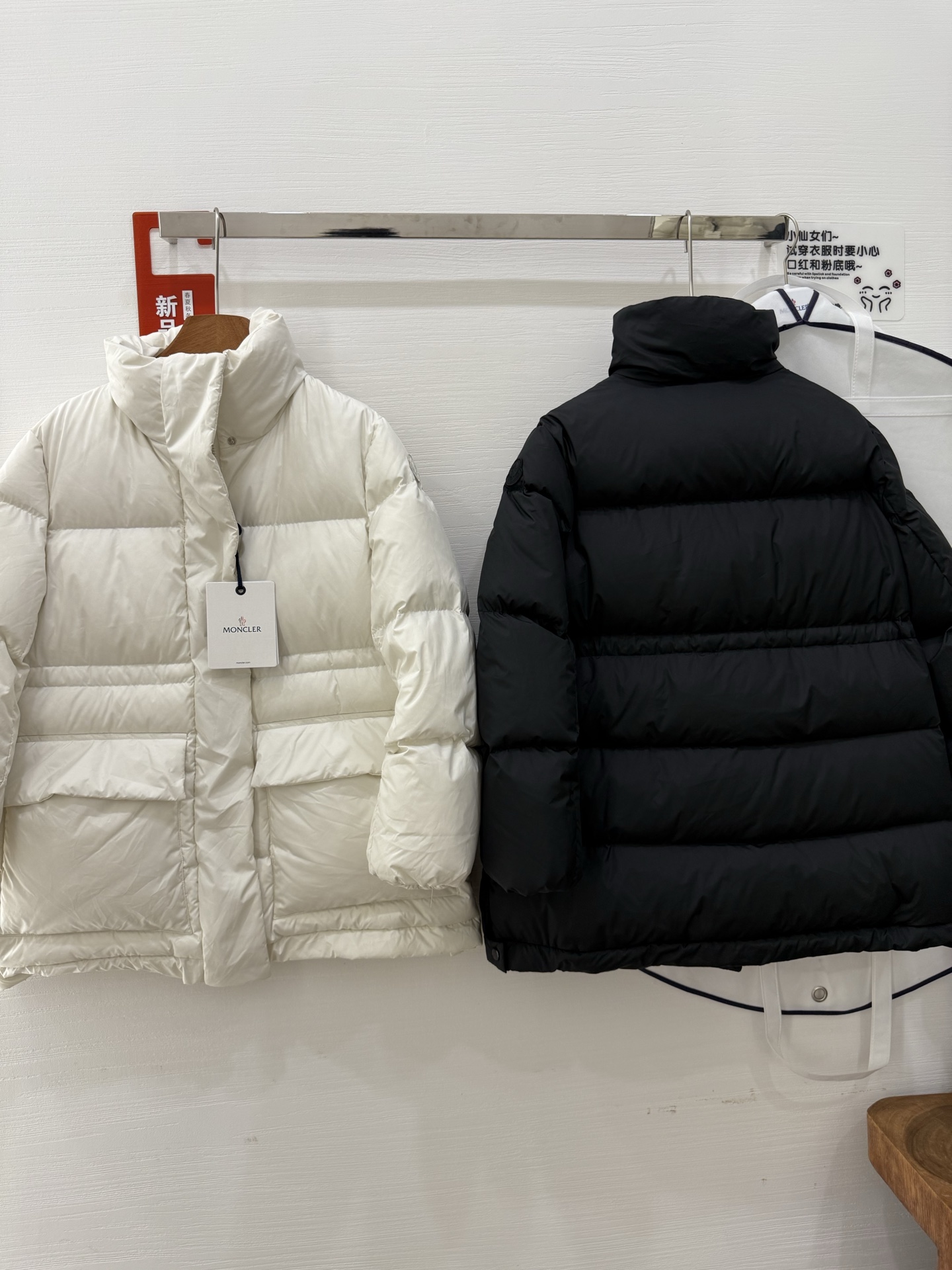 蒙口vouglans出货大口袋鹅绒服，1⃣️体感上身没有厚重感，穿起来更舒适2⃣️外观采用米白色、黑色，