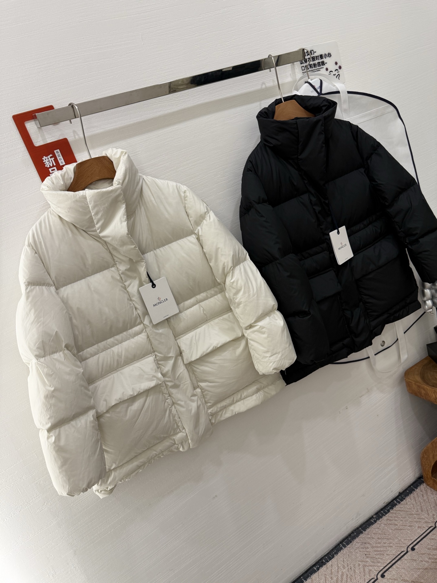 蒙口vouglans出货大口袋鹅绒服，1⃣️体感上身没有厚重感，穿起来更舒适2⃣️外观采用米白色、黑色，