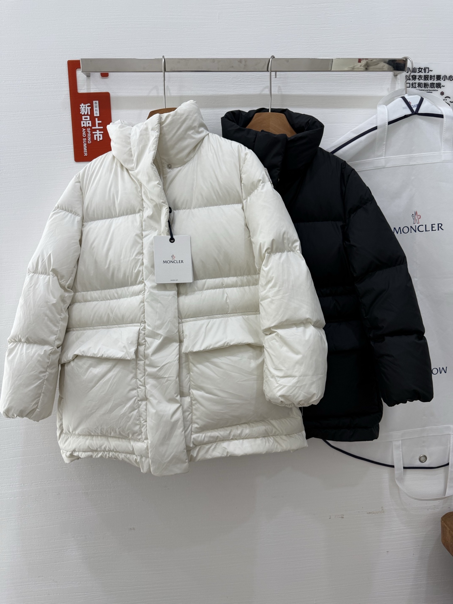 蒙口vouglans出货大口袋鹅绒服，1⃣️体感上身没有厚重感，穿起来更舒适2⃣️外观采用米白色、黑色，