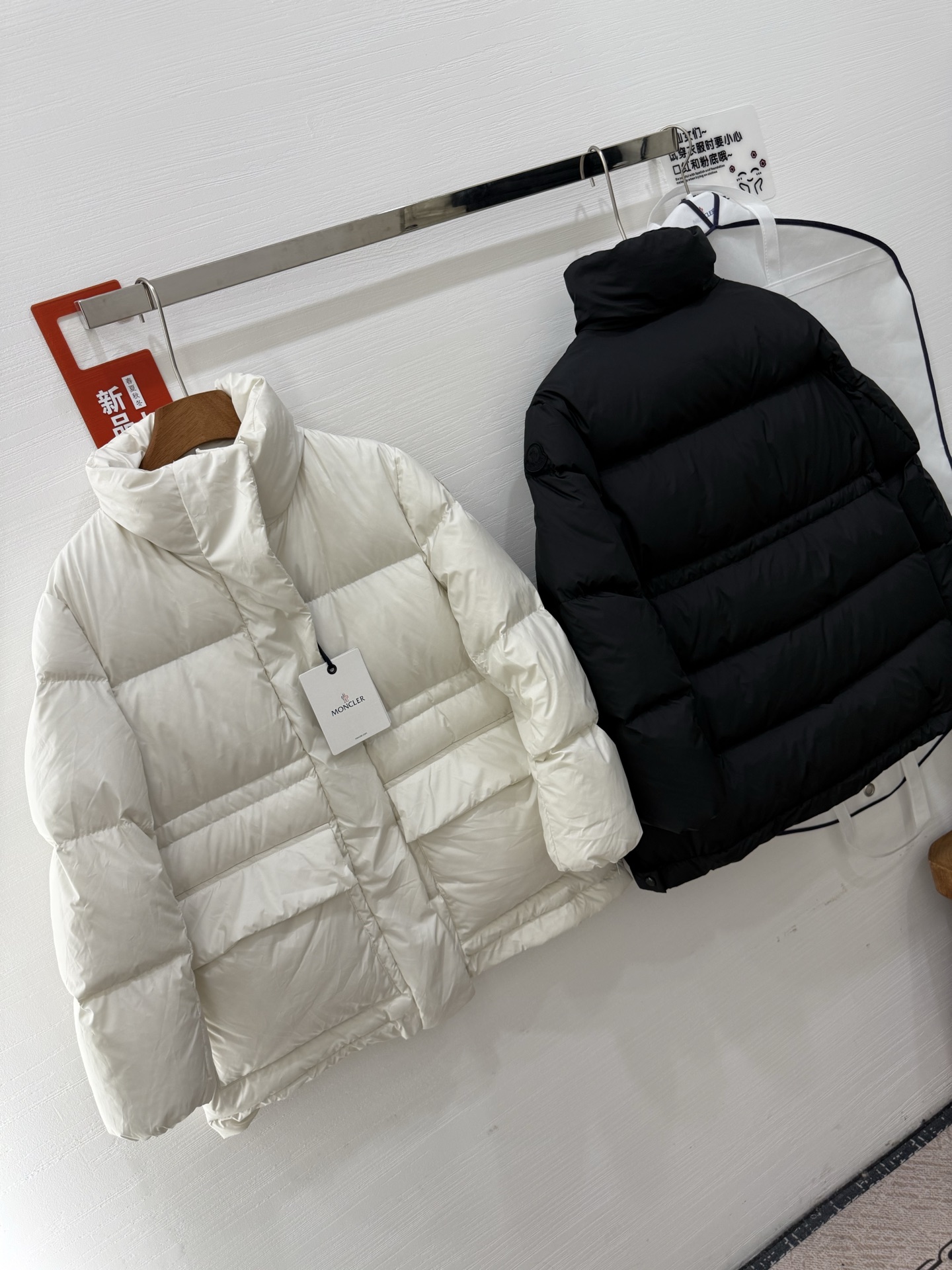 蒙口vouglans出货大口袋鹅绒服，1⃣️体感上身没有厚重感，穿起来更舒适2⃣️外观采用米白色、黑色，