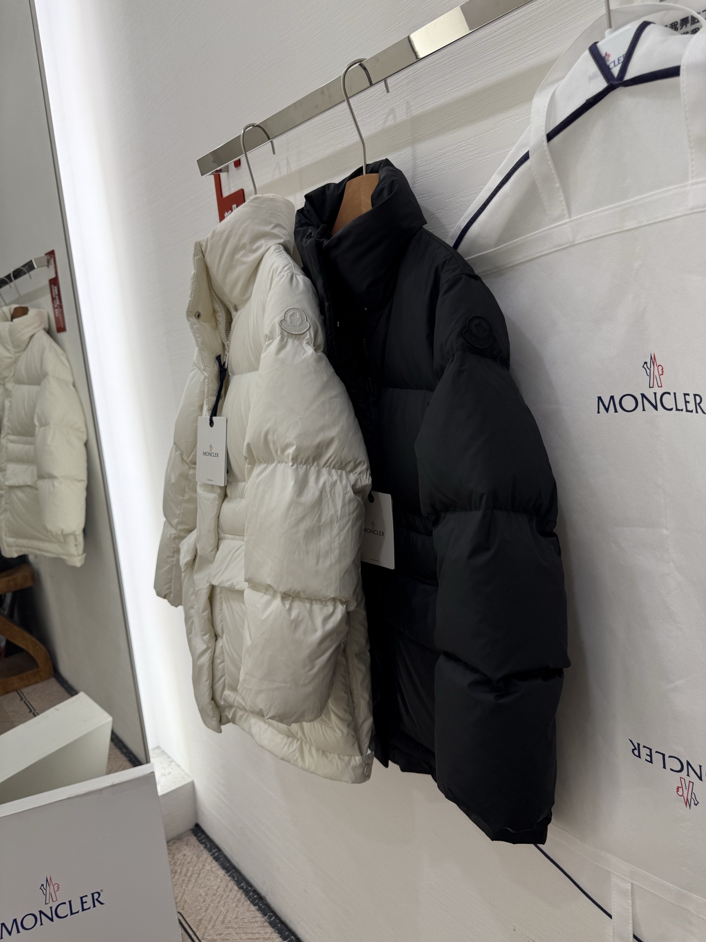 蒙口vouglans出货大口袋鹅绒服，1⃣️体感上身没有厚重感，穿起来更舒适2⃣️外观采用米白色、黑色，