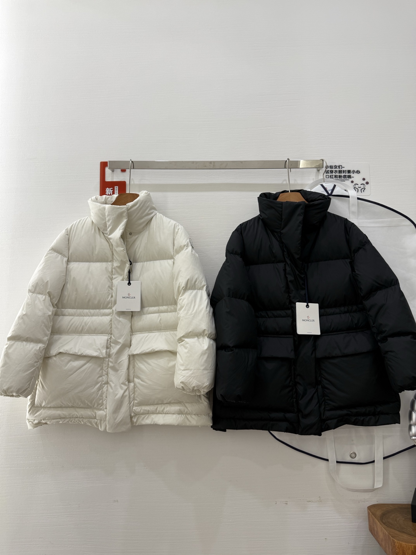 蒙口vouglans出货大口袋鹅绒服，1⃣️体感上身没有厚重感，穿起来更舒适2⃣️外观采用米白色、黑色，