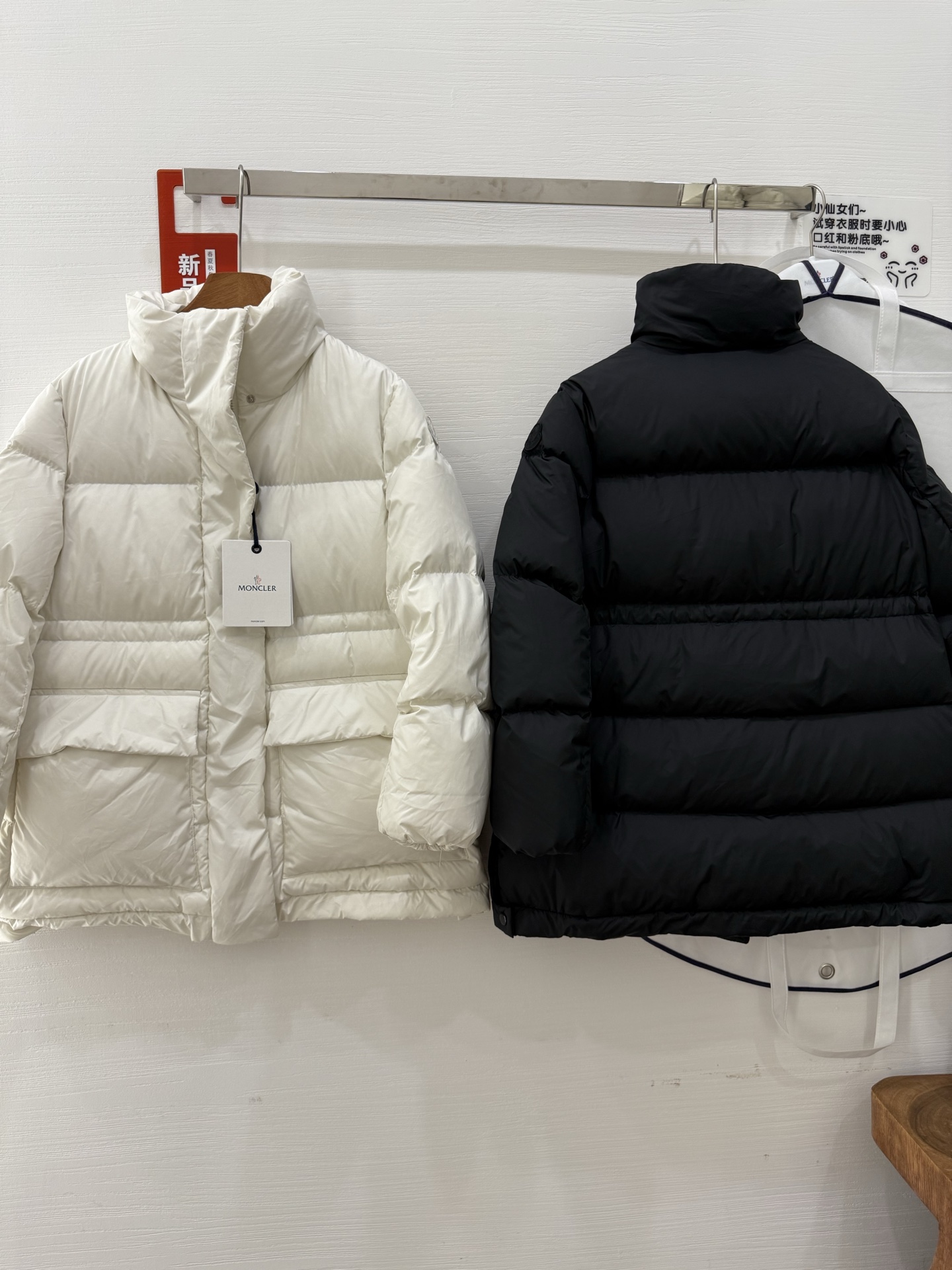 蒙口vouglans出货大口袋鹅绒服，1⃣️体感上身没有厚重感，穿起来更舒适2⃣️外观采用米白色、黑色，